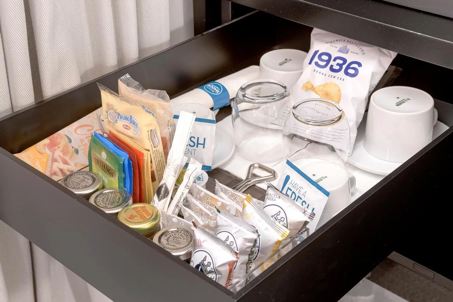 Food and drinks in Anjoy&Bleev Rooms