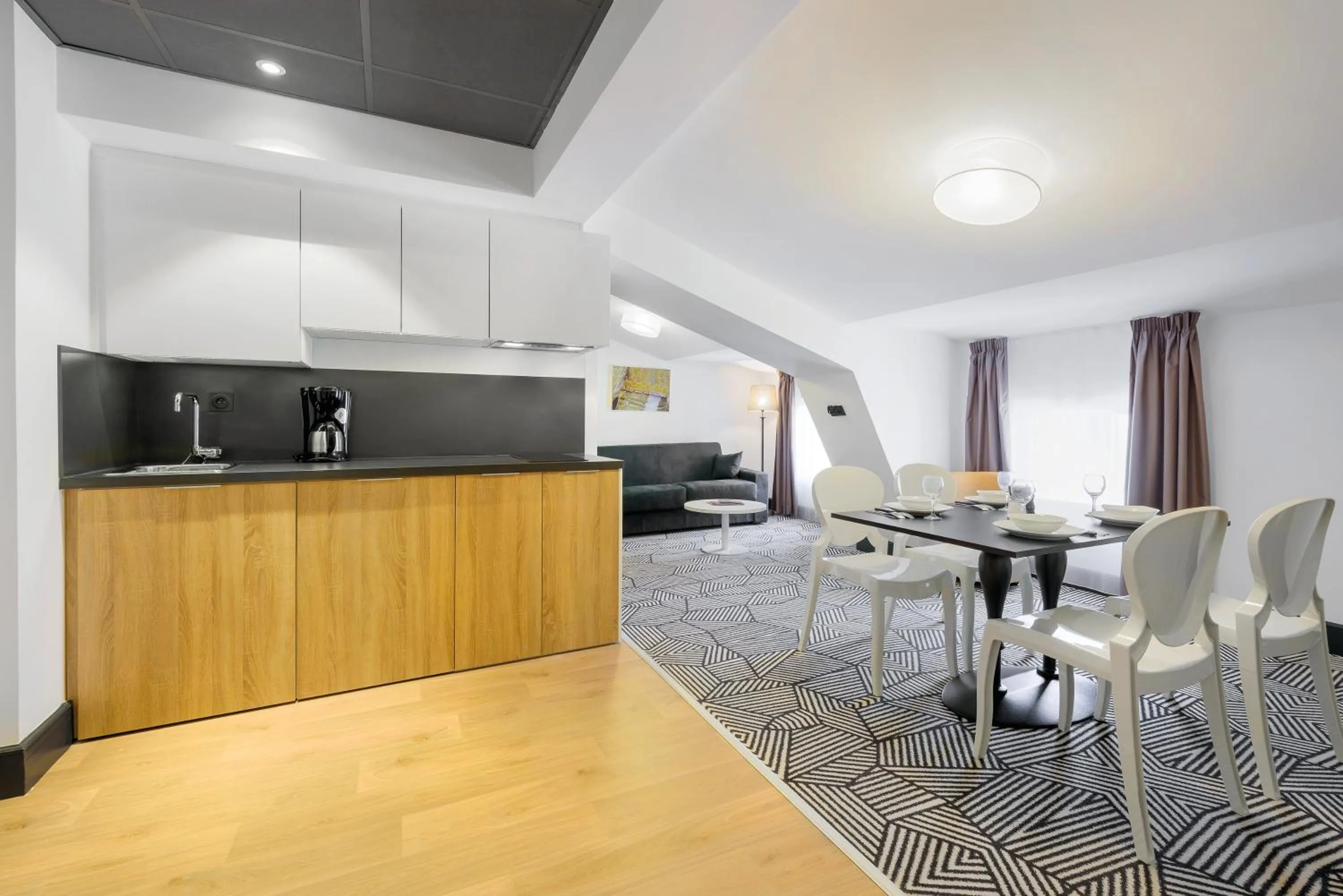 Kitchen or kitchenette in Appart'City Collection Nîmes Arènes