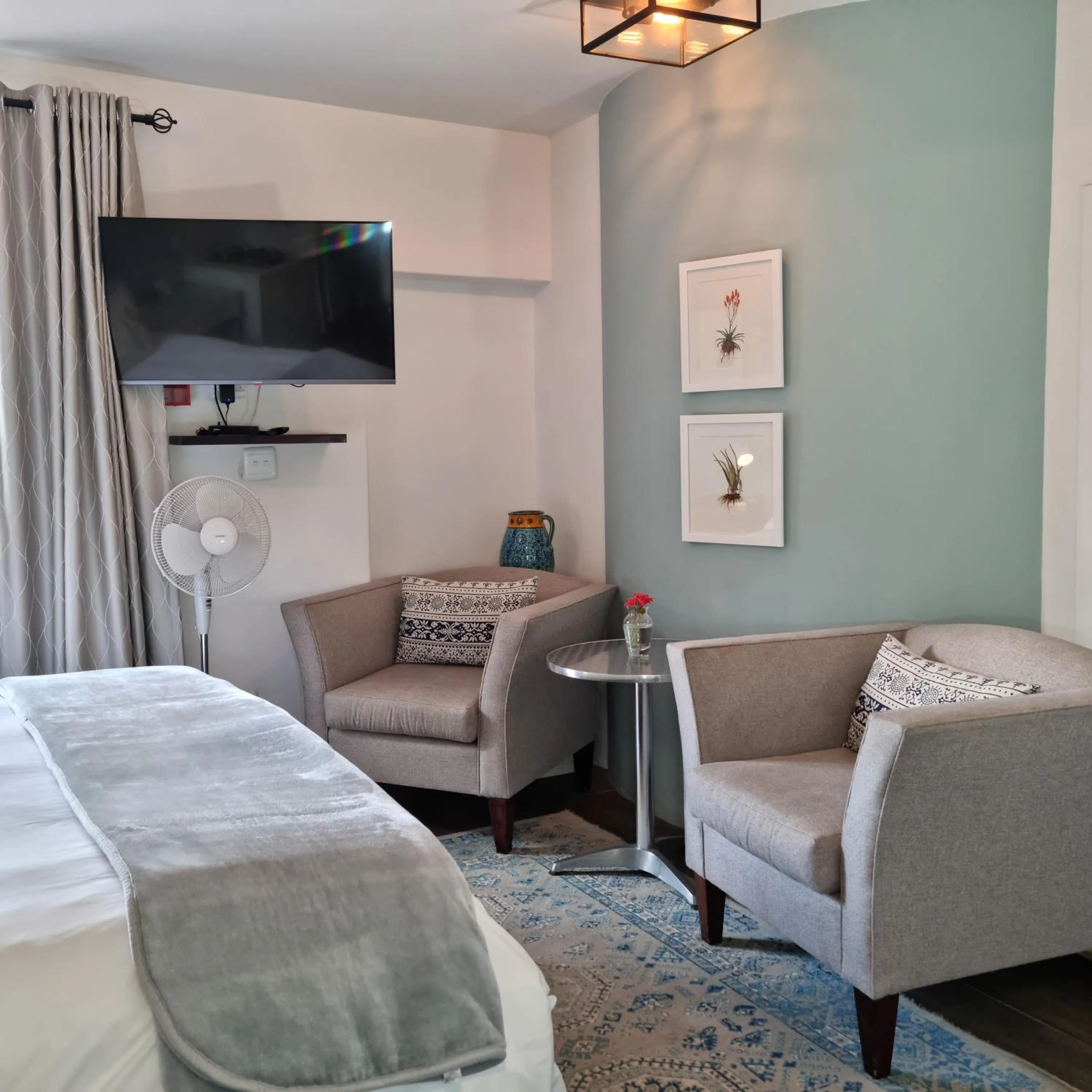 Seating area, Bed in B&B on Buckingham Guest House