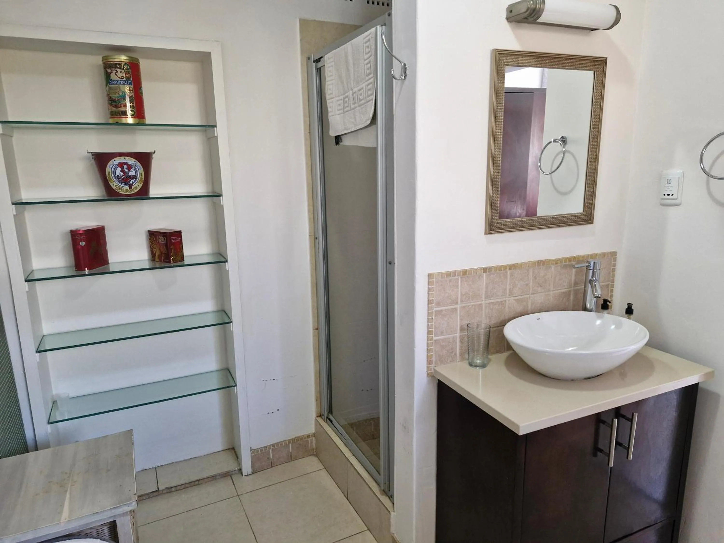 Shower in B&B on Buckingham Guest House
