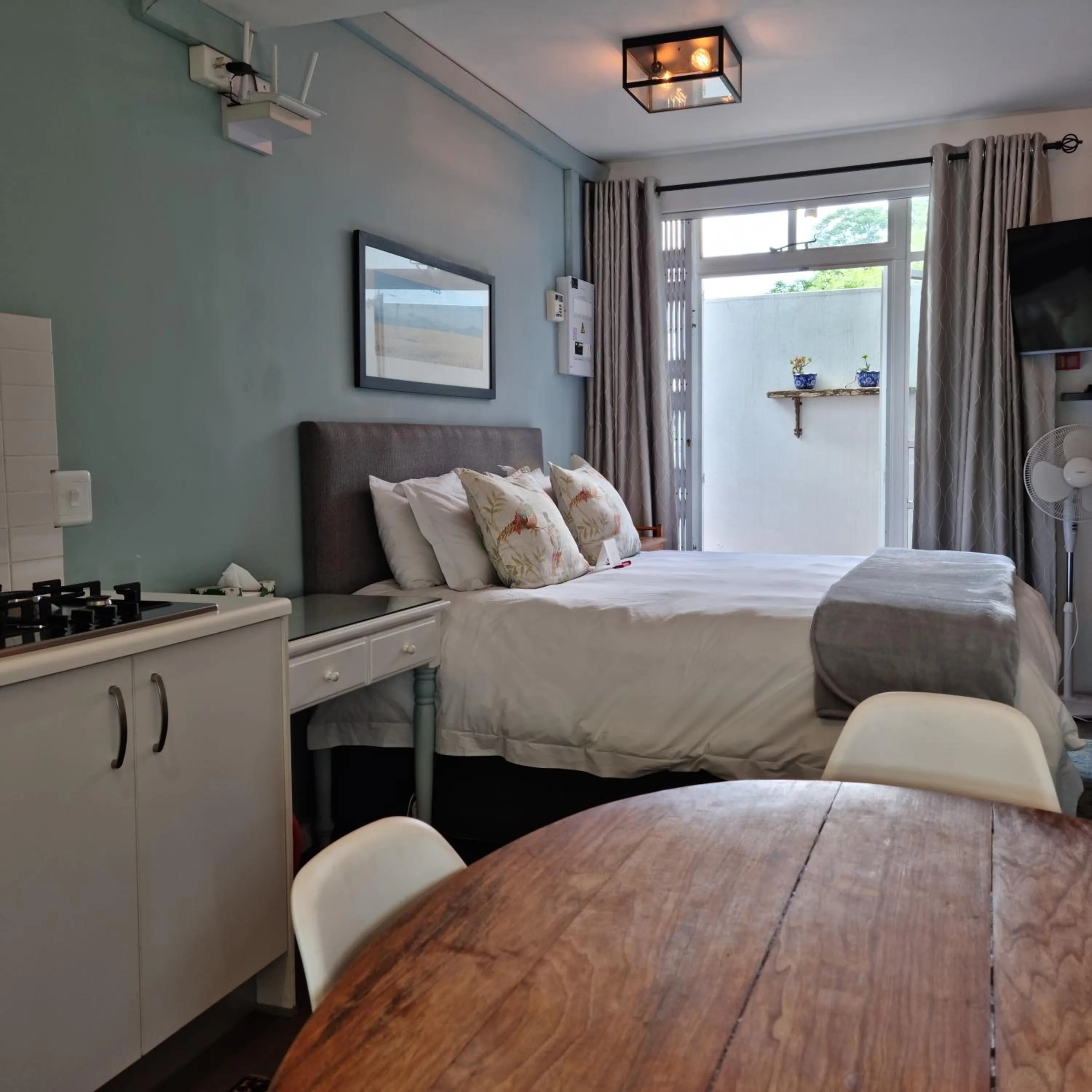 Bedroom, Bed in B&B on Buckingham Guest House