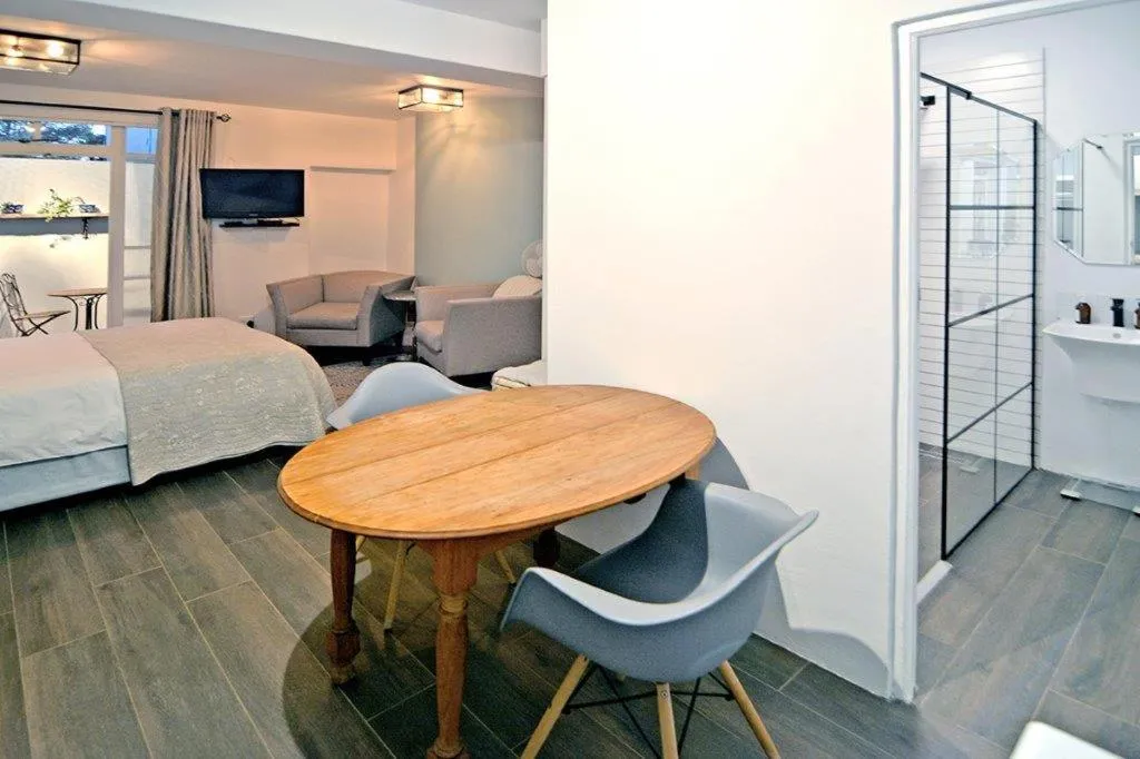 Photo of the whole room, Bed in B&B on Buckingham Guest House