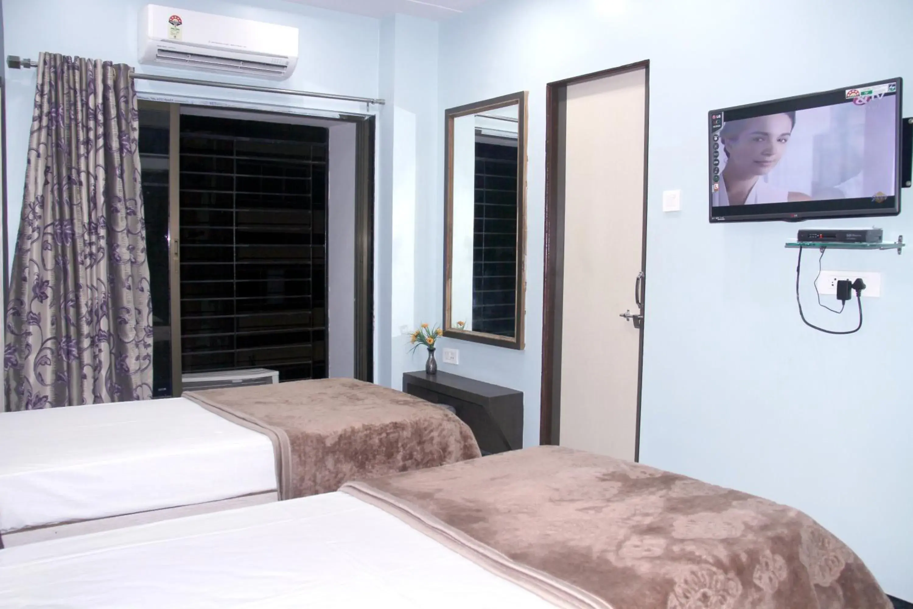 Bed in Hotel Gujrat Bed in Hotel Gujrat