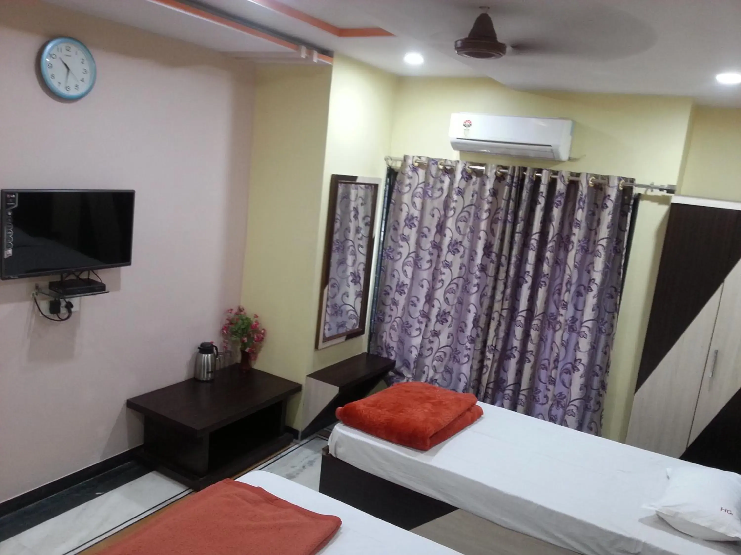 Bed in Hotel Gujrat Bed in Hotel Gujrat