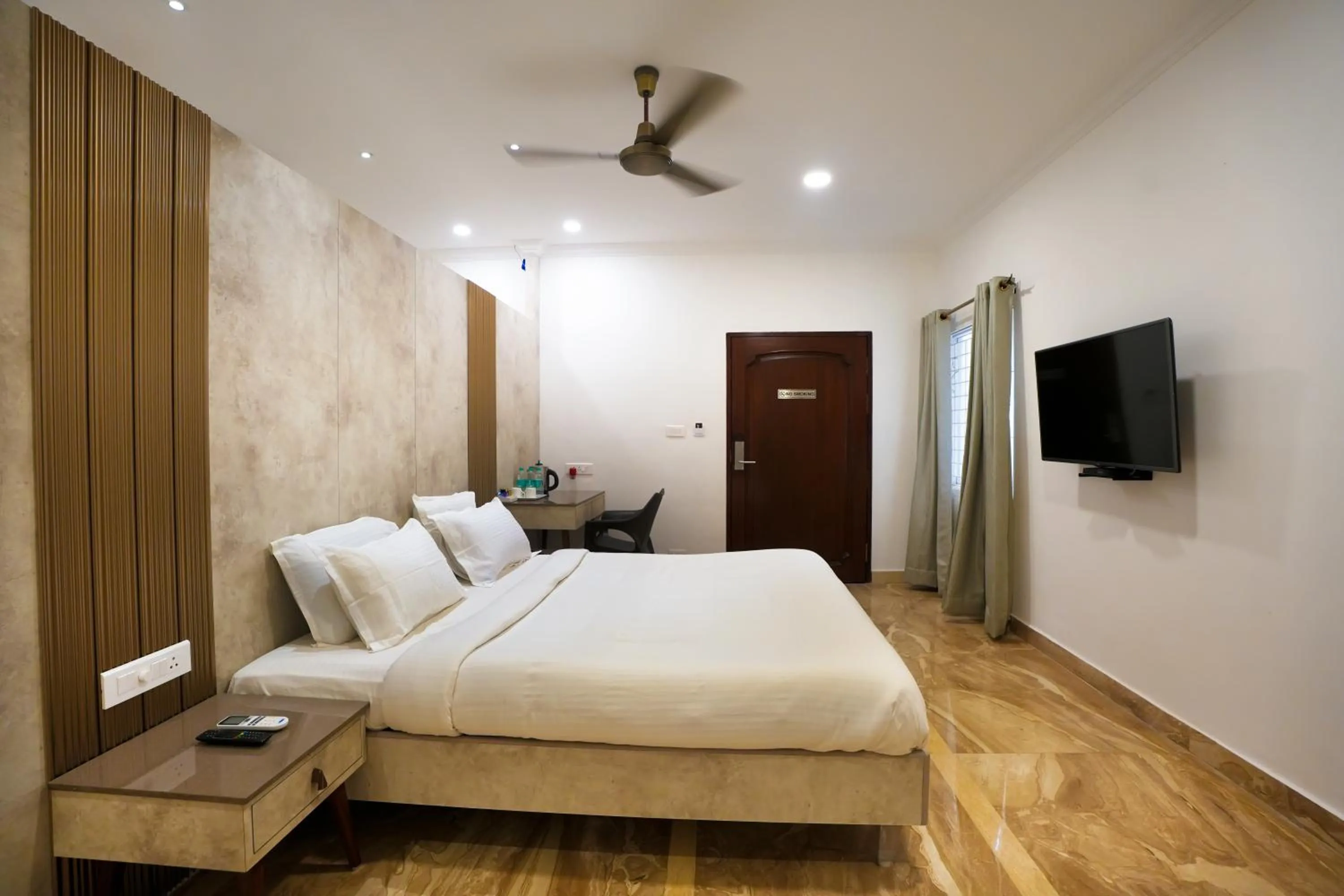 Bedroom, Bed in Avenue 11 Boutique Residences, Poes Garden Chennai