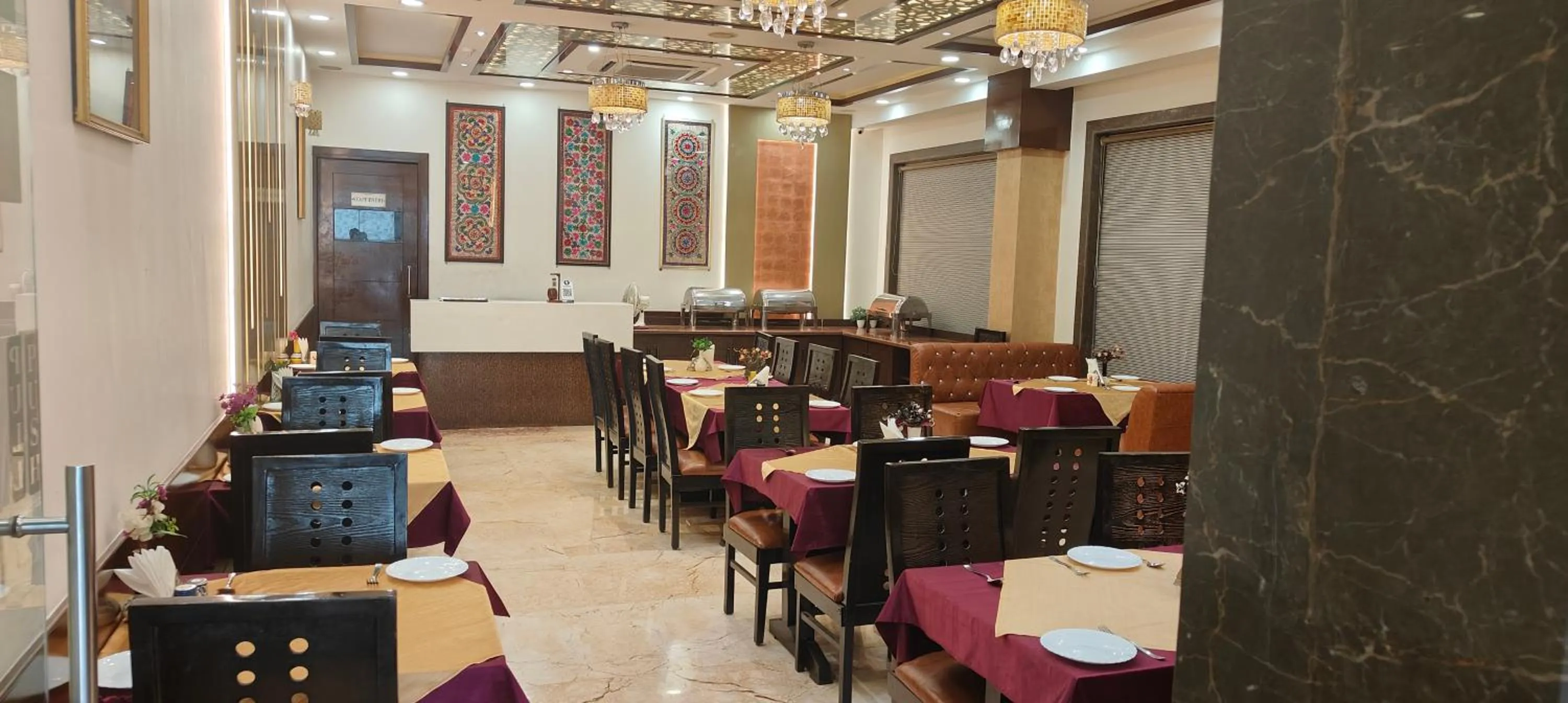 Restaurant/places to eat in Hotel Taj Heights