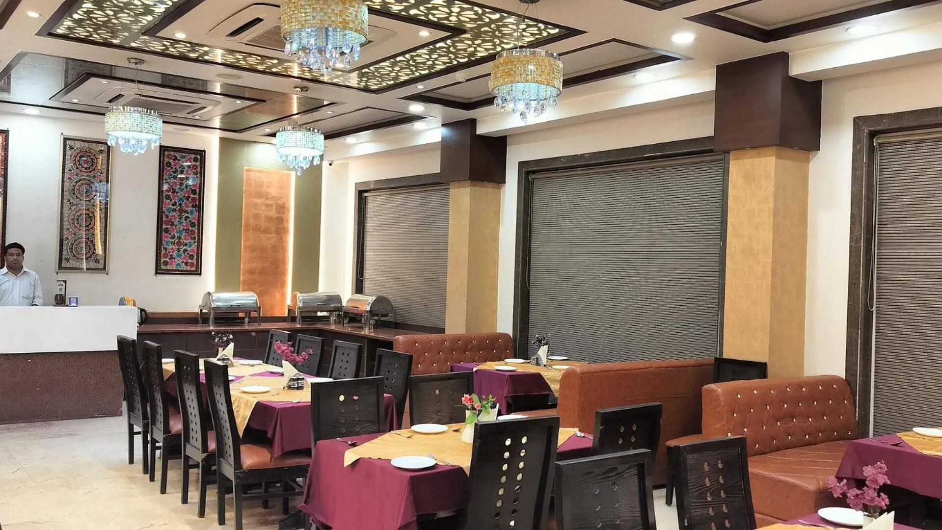 Restaurant/places to eat in Hotel Taj Heights