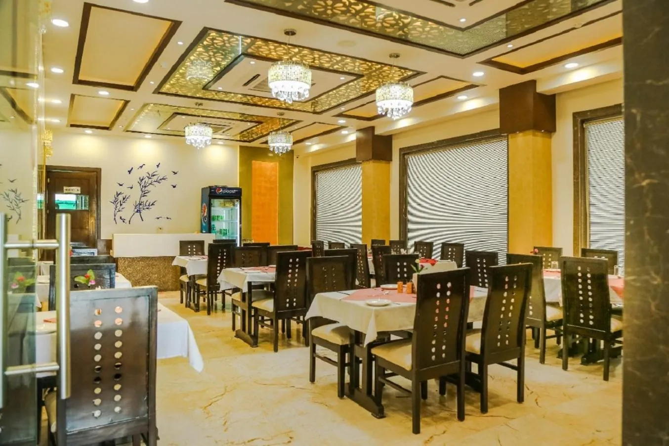 Restaurant/places to eat in Hotel Taj Heights