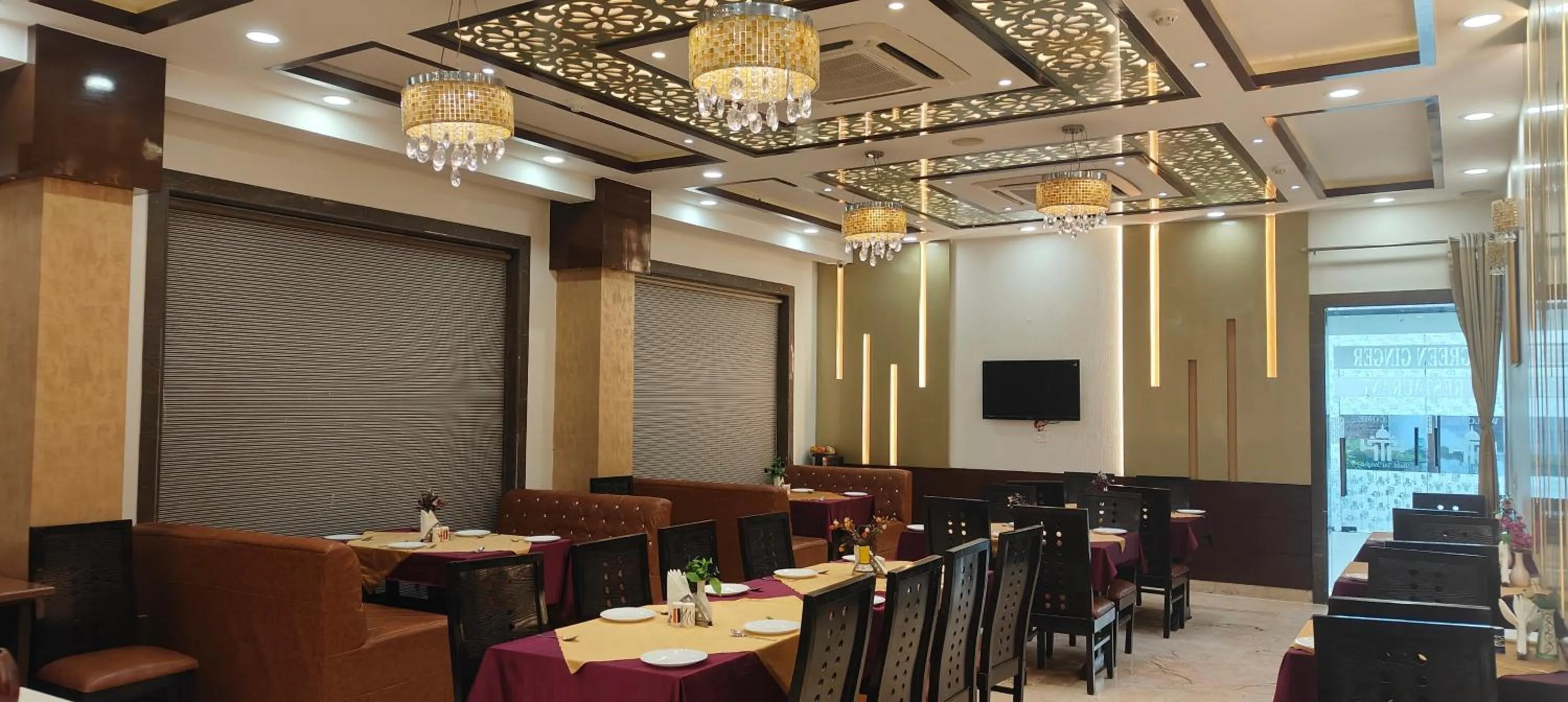 Restaurant/places to eat in Hotel Taj Heights