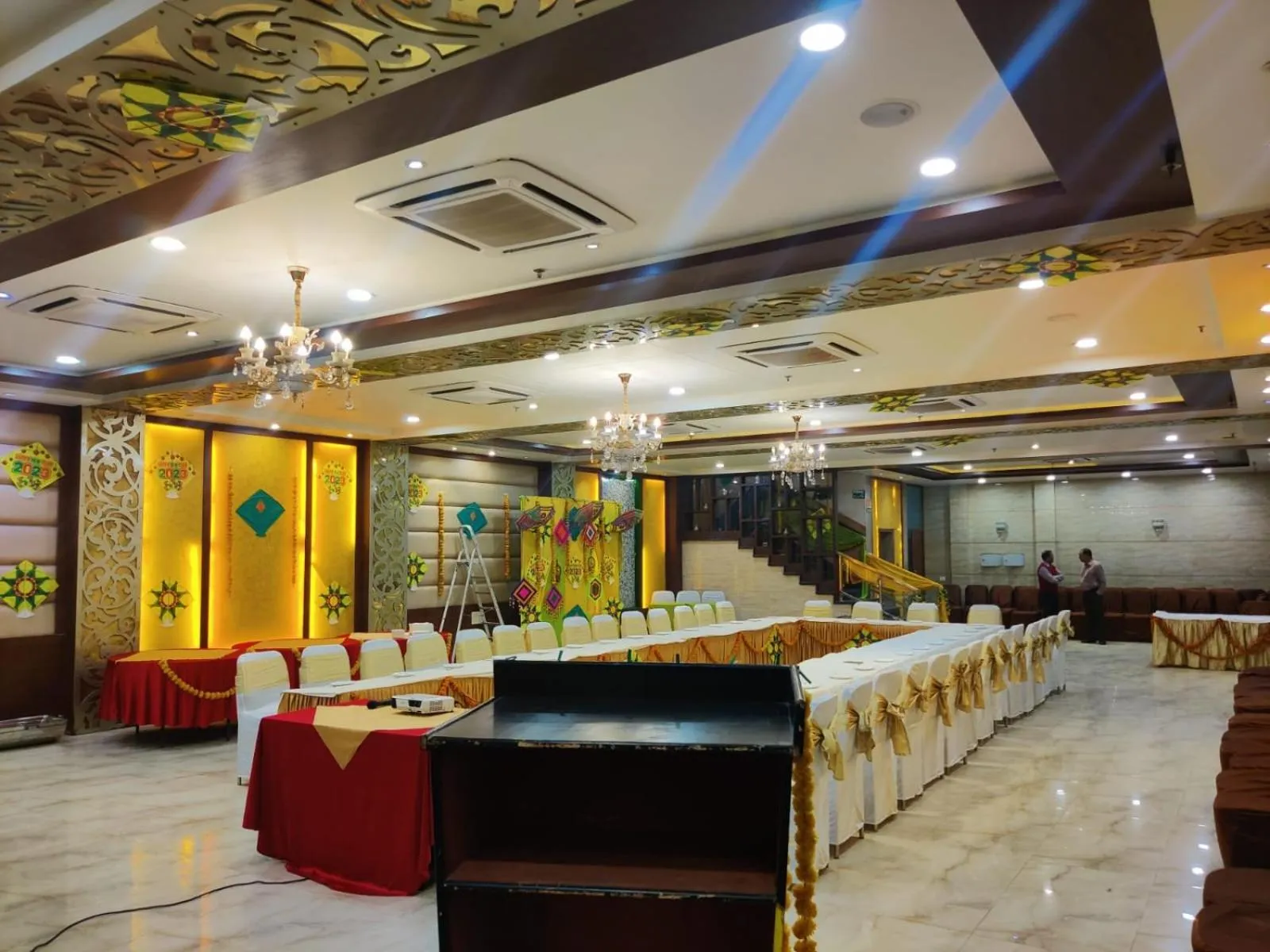 Restaurant/places to eat in Hotel Taj Heights