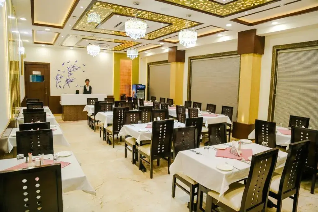 Restaurant/places to eat in Hotel Taj Heights Restaurant/places to eat in Hotel Taj Heights