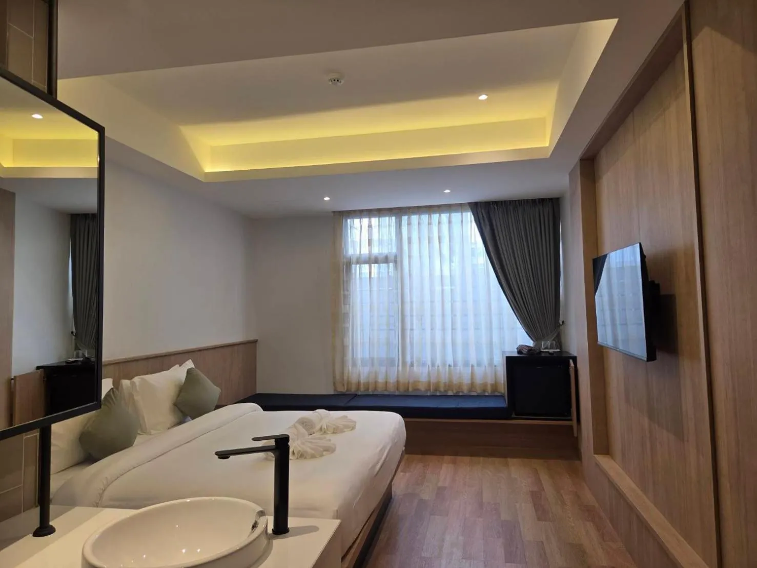 Deluxe King Room in Warm Pillow Hotel Bangkok