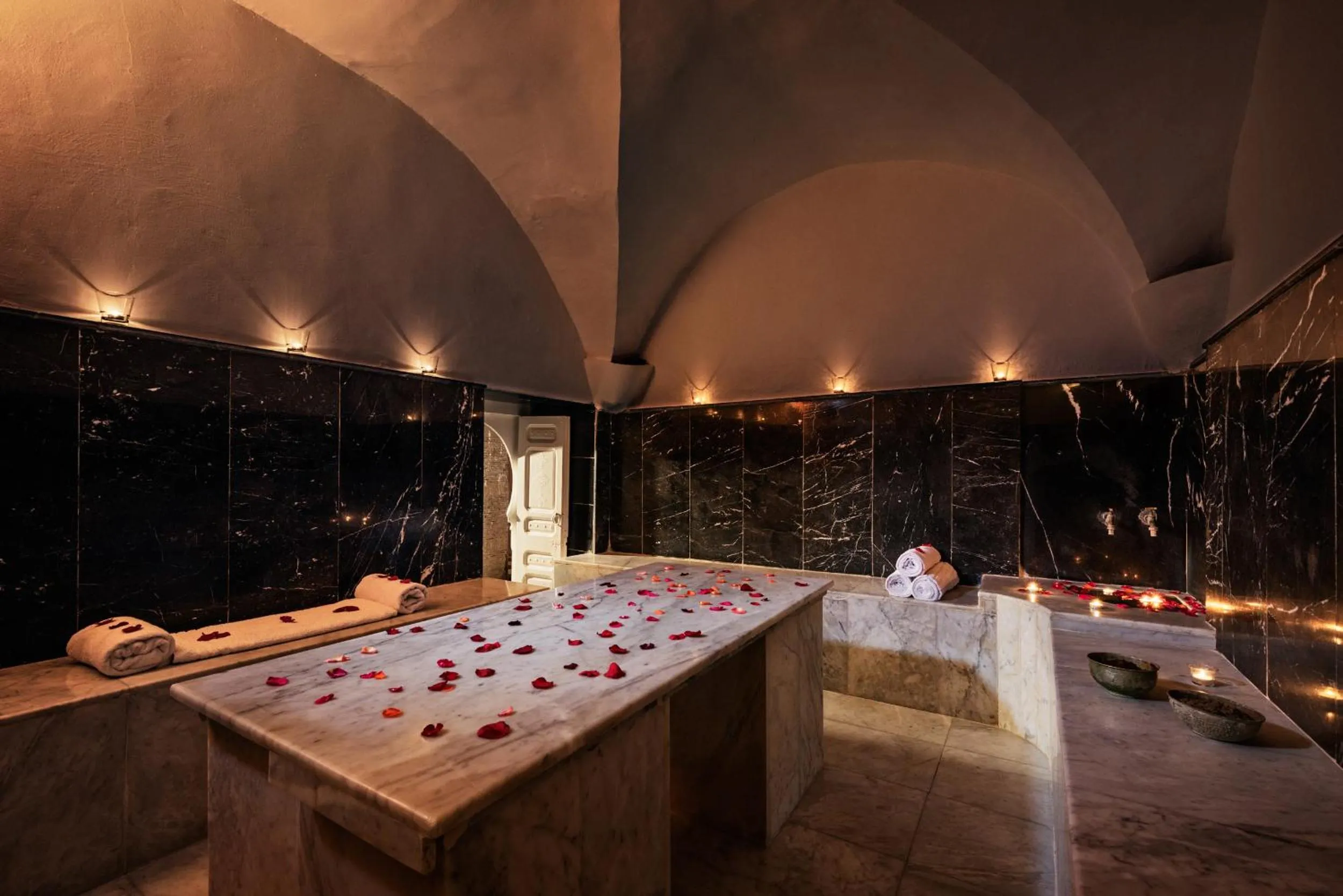 Steam room in Riad Les Jardins d'Henia