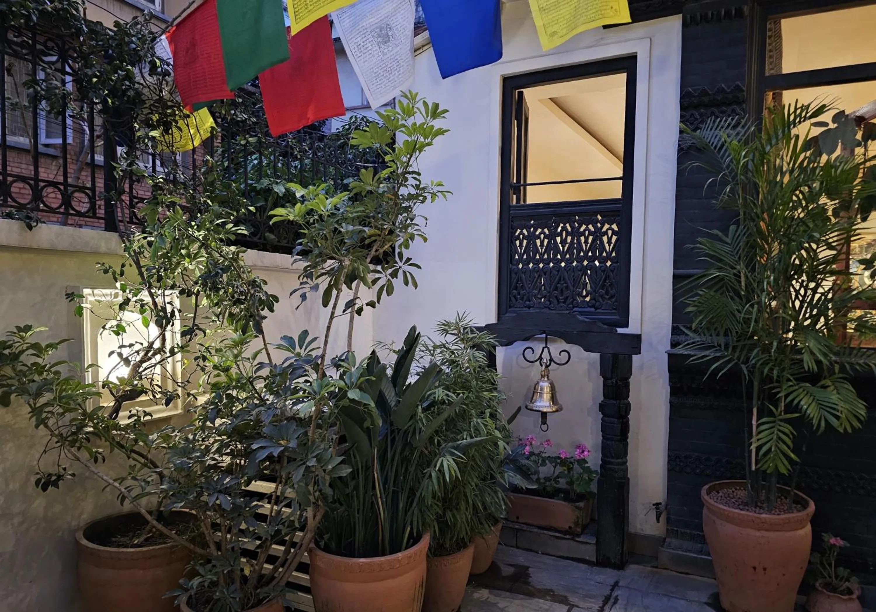 Property building in Central Courtyard Thamel - Heritage Hötel & Artisan Café