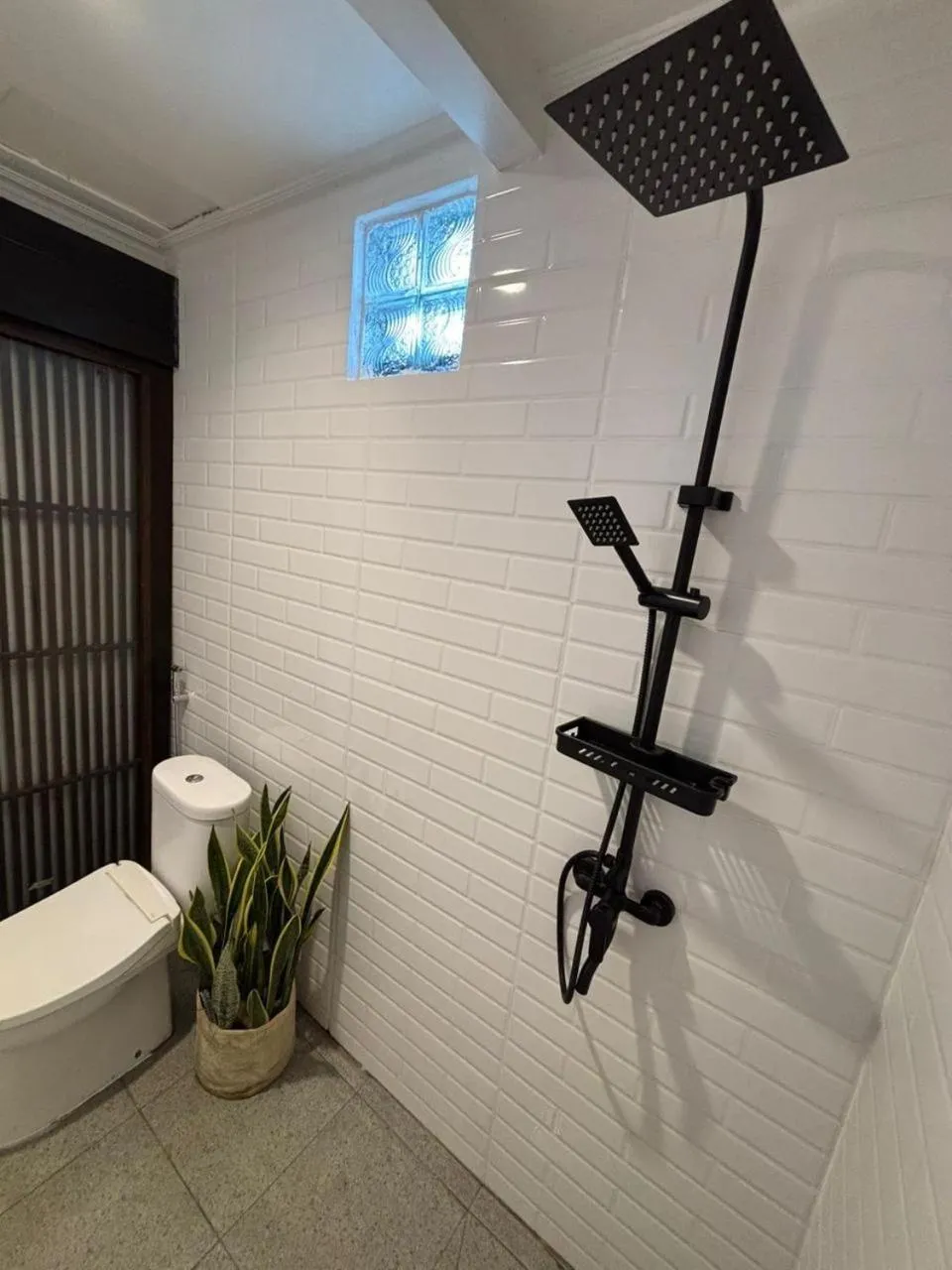 Shower in Tendan Residence Hotel