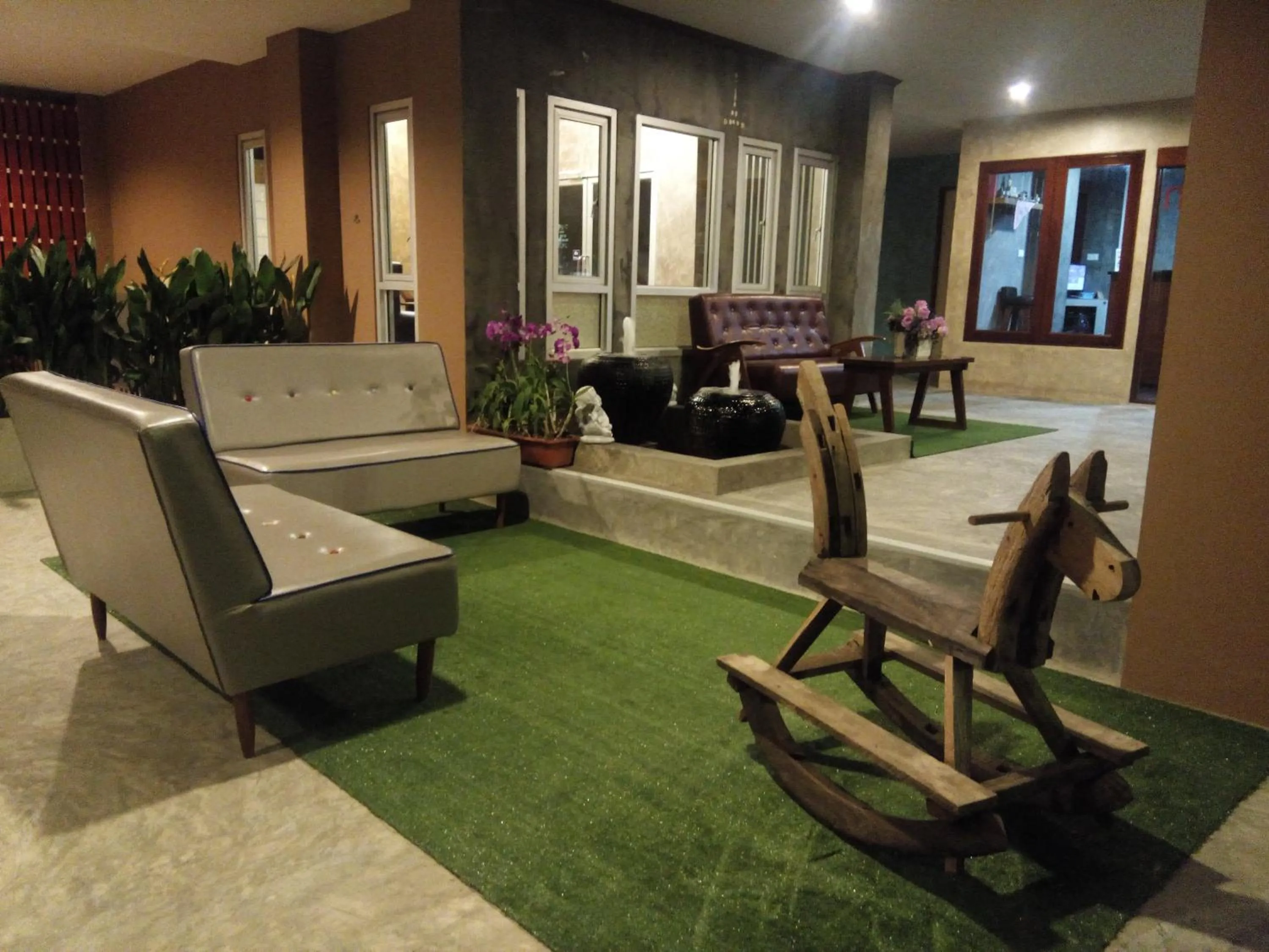 Seating area in Kesorn Boutique Residence at 8 Riew