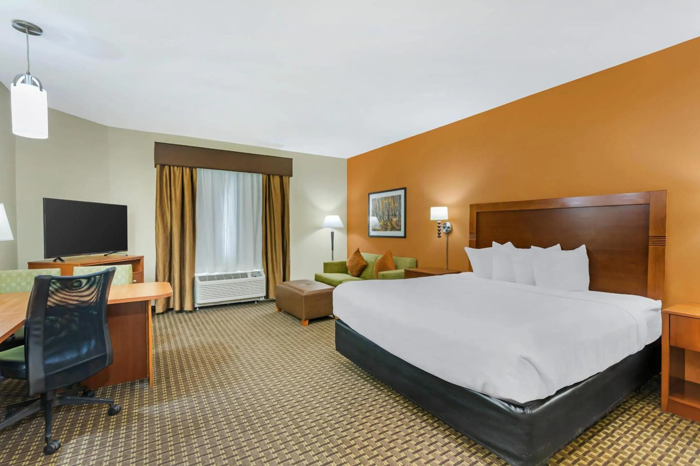 Bedroom, Bed in MainStay Suites Stanley