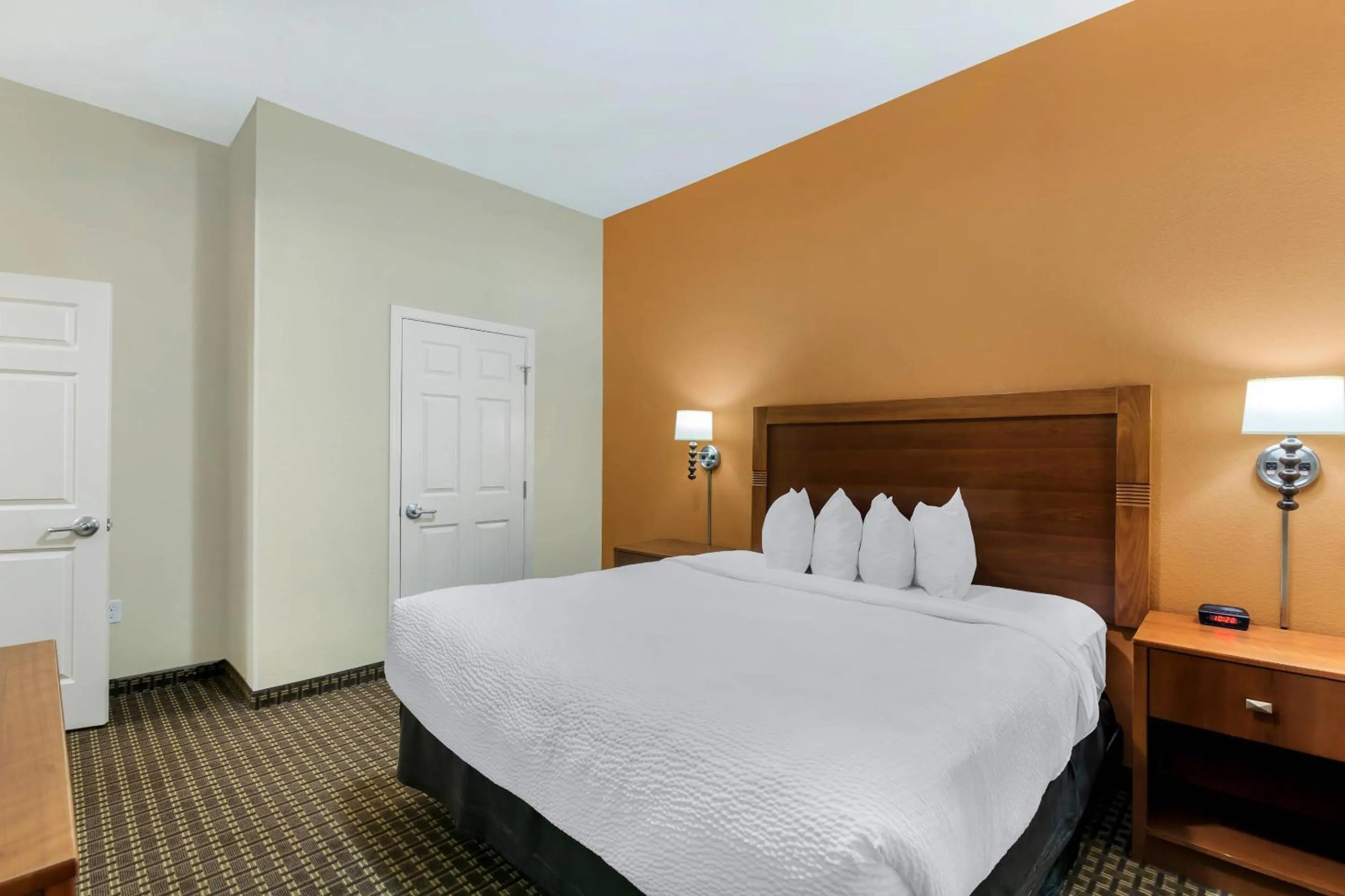 Bedroom, Bed in MainStay Suites Stanley