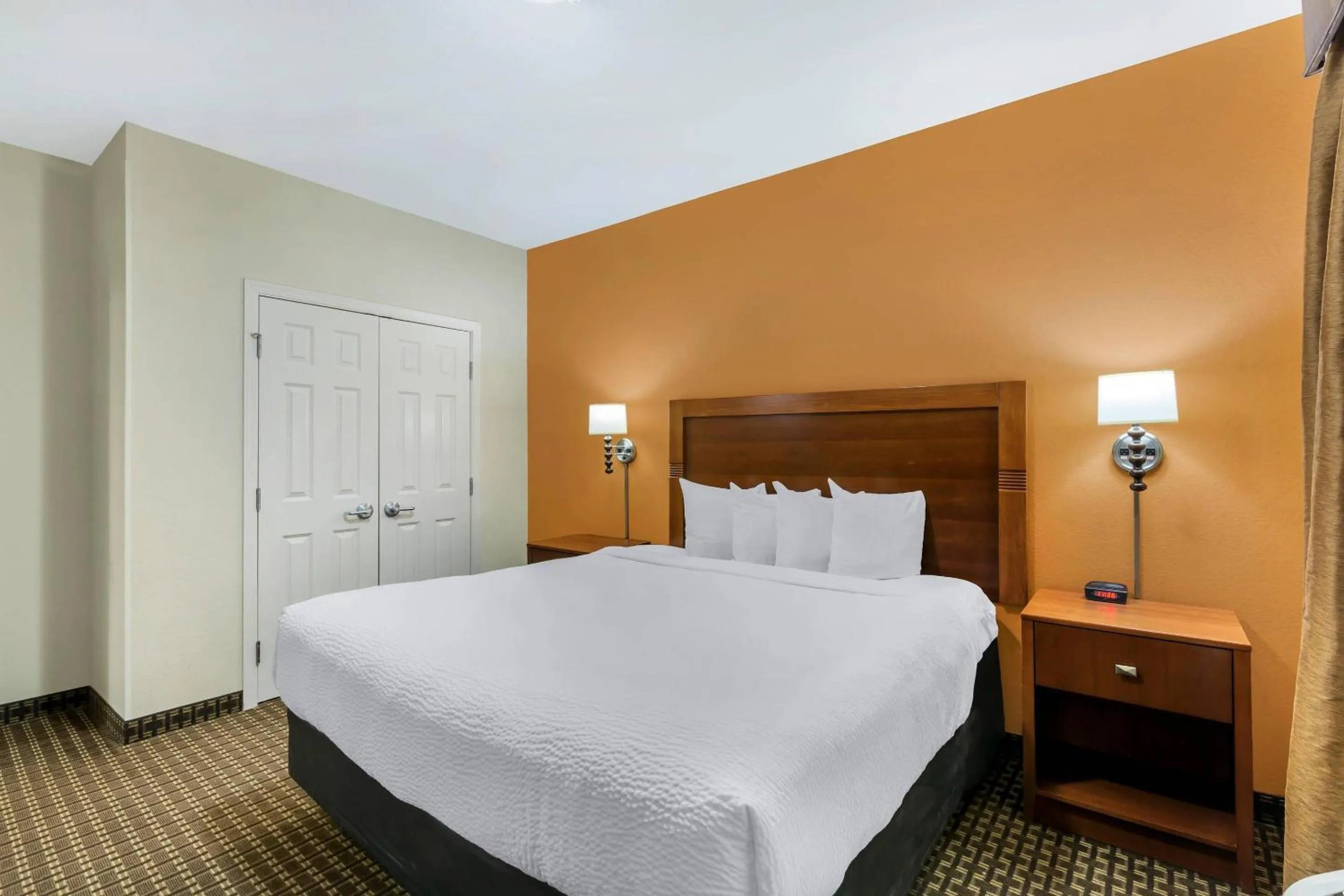 Bedroom, Bed in MainStay Suites Stanley