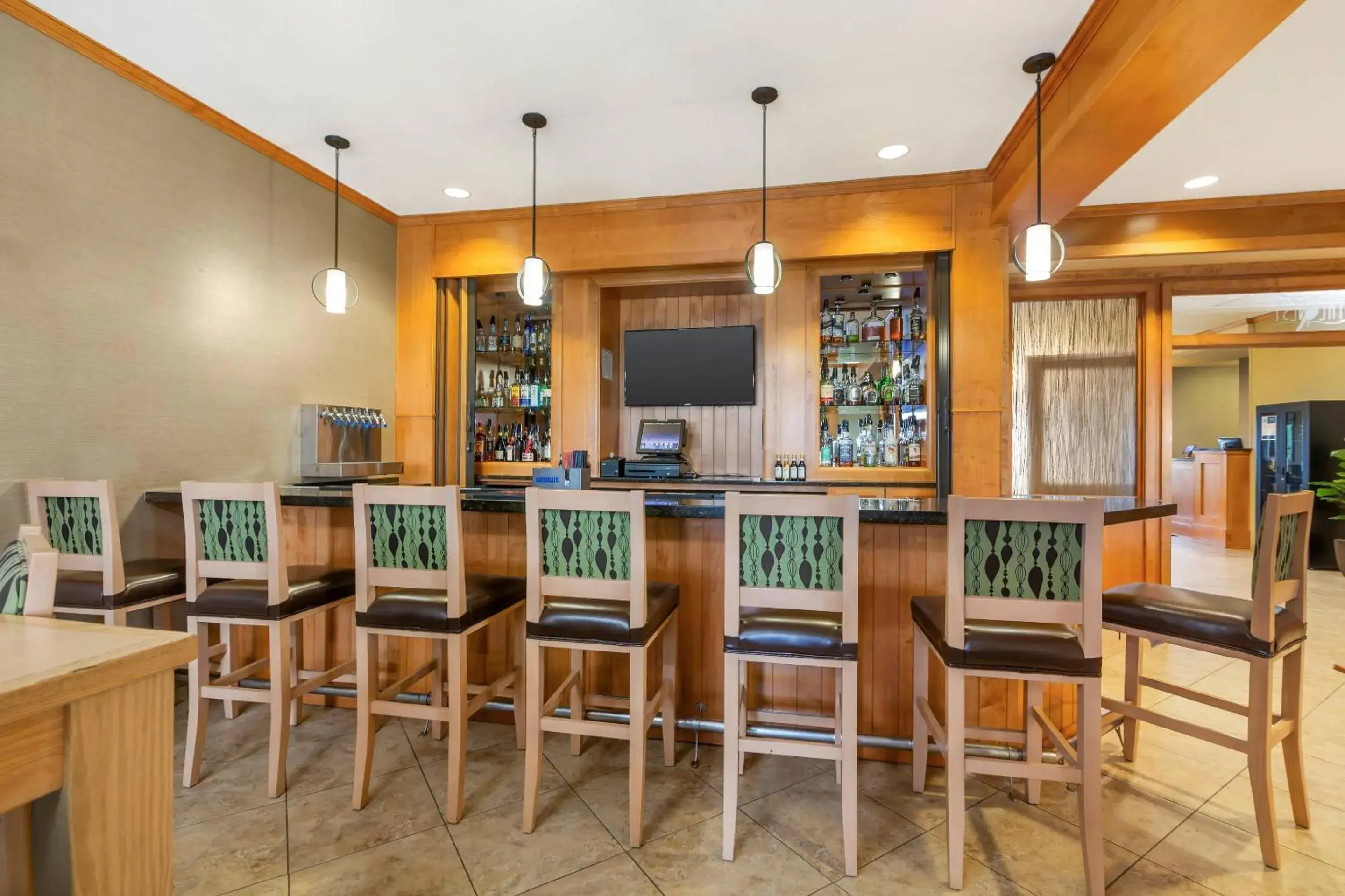 Lounge or bar in MainStay Suites Stanley Lounge or bar in MainStay Suites Stanley