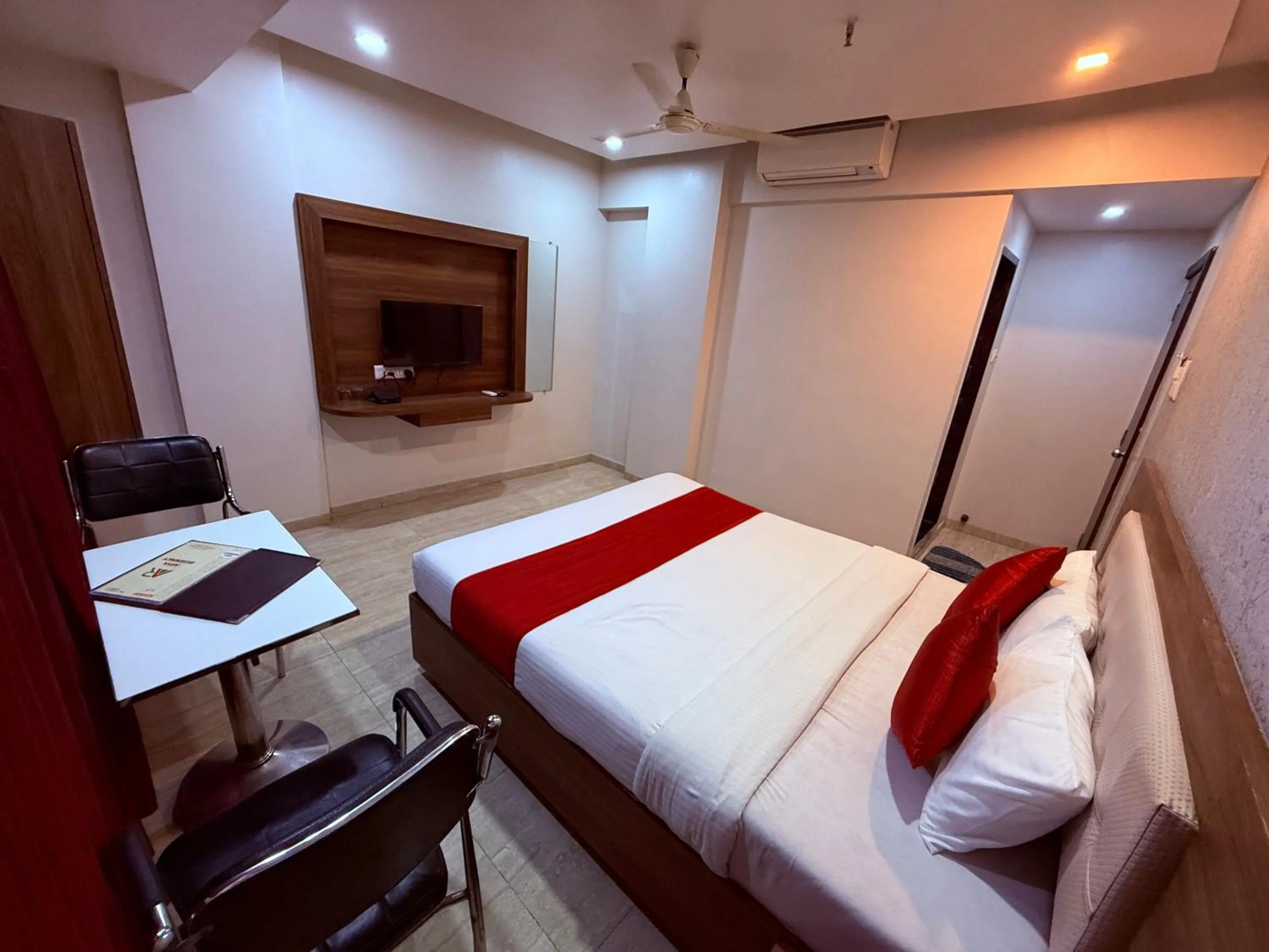 TV and multimedia, Bed in Hotel Arya Residency Rabale