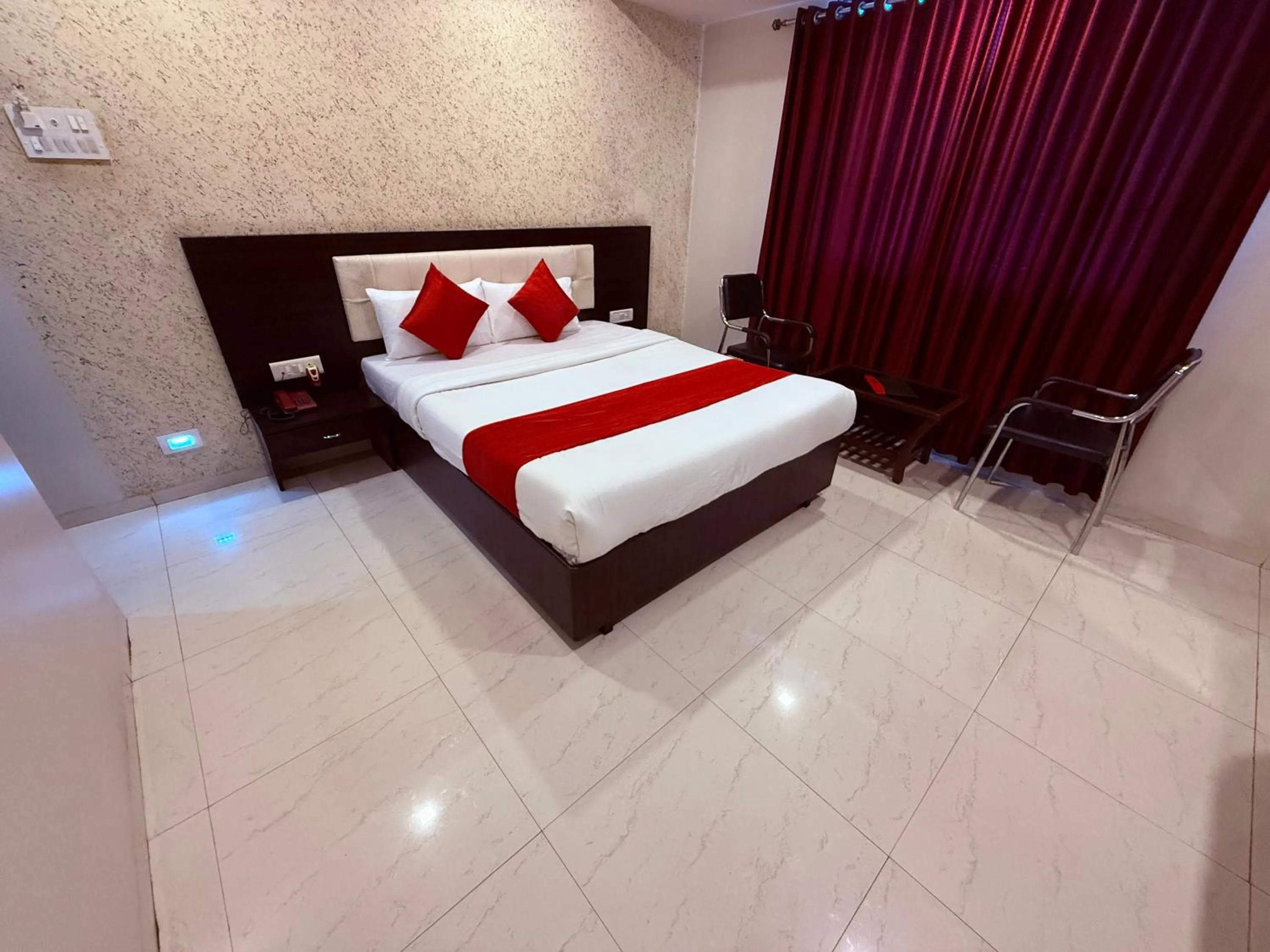 Bed in Hotel Arya Residency Rabale