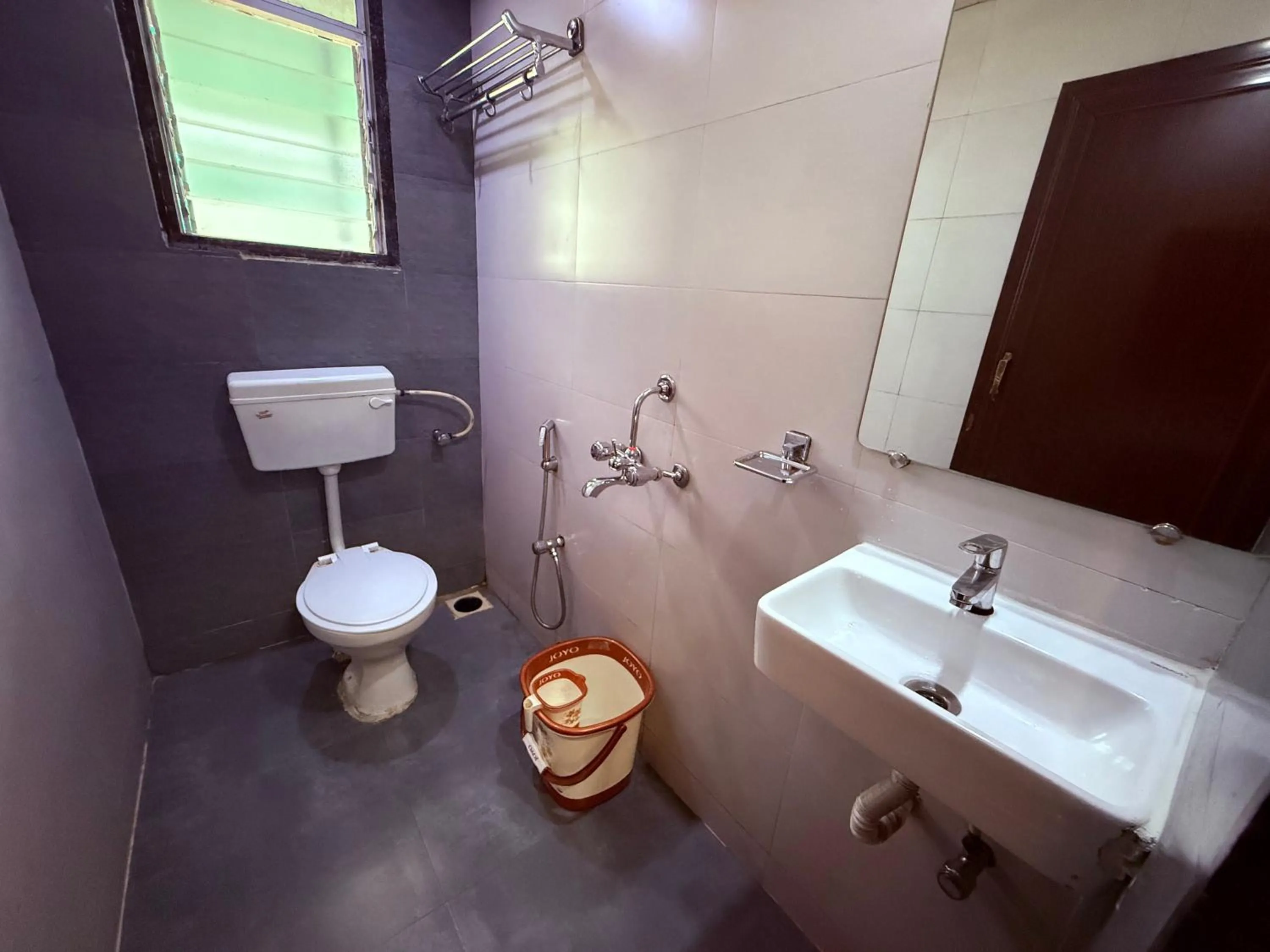 Shower in Hotel Arya Residency Rabale