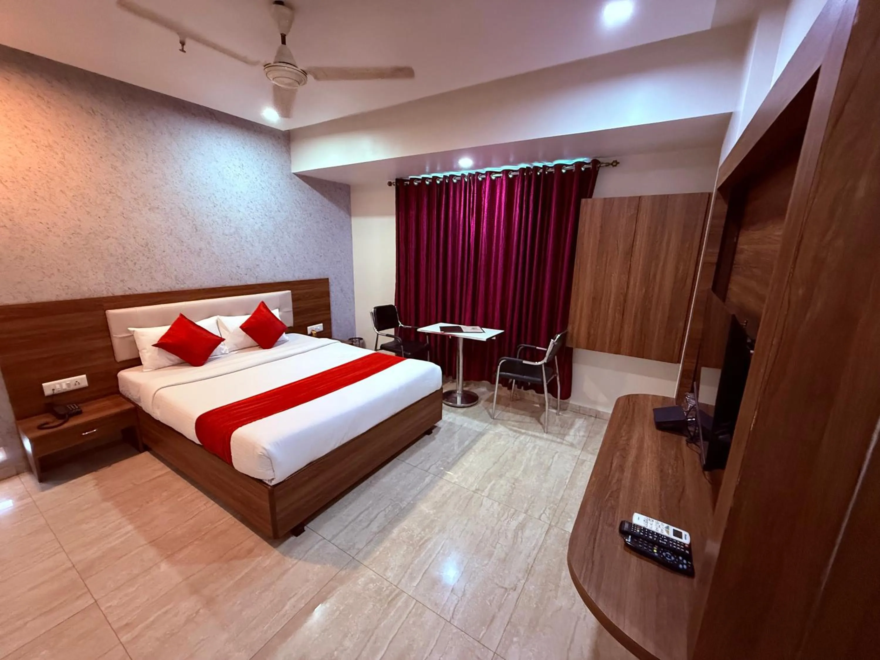 Bed in Hotel Arya Residency Rabale
