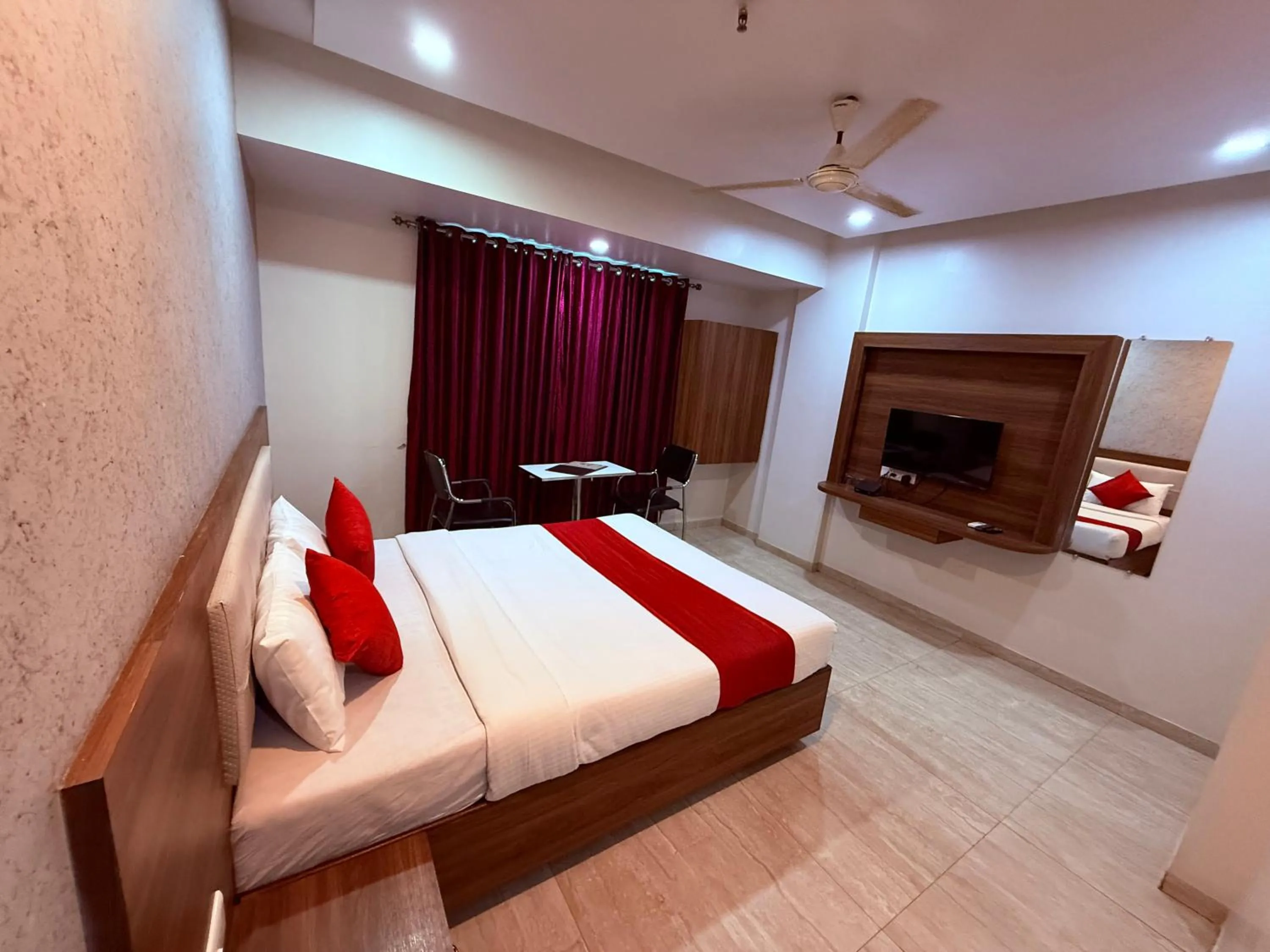 Bed in Hotel Arya Residency Rabale