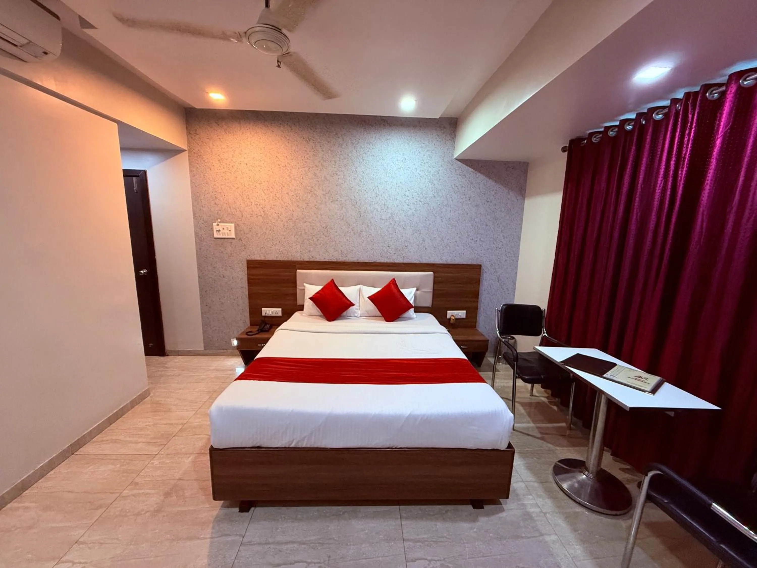 Bed in Hotel Arya Residency Rabale