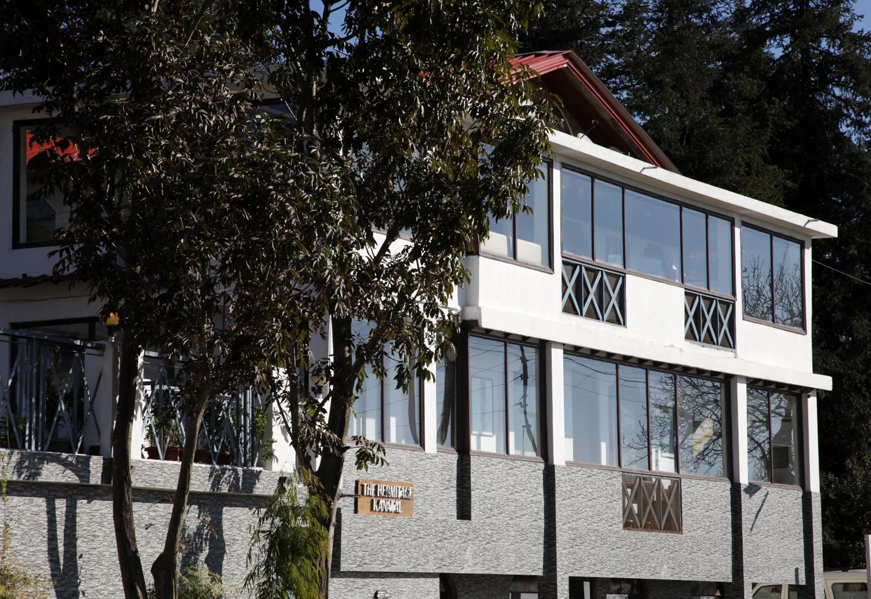 Facade/entrance in The Hermitage Kanatal