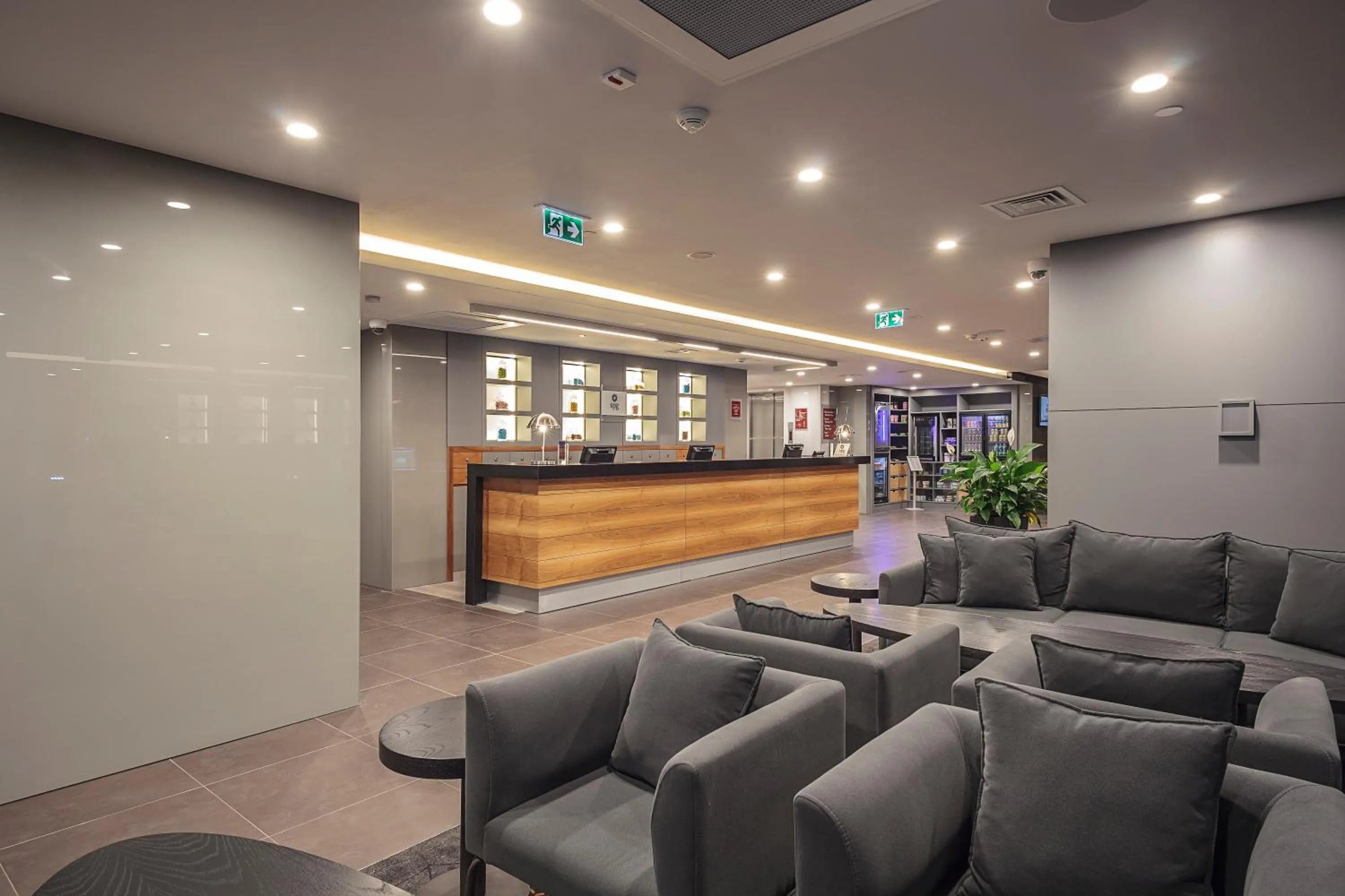 Communal lounge/ TV room, Lobby/Reception in Four Points by Sheraton Istanbul Batisehir