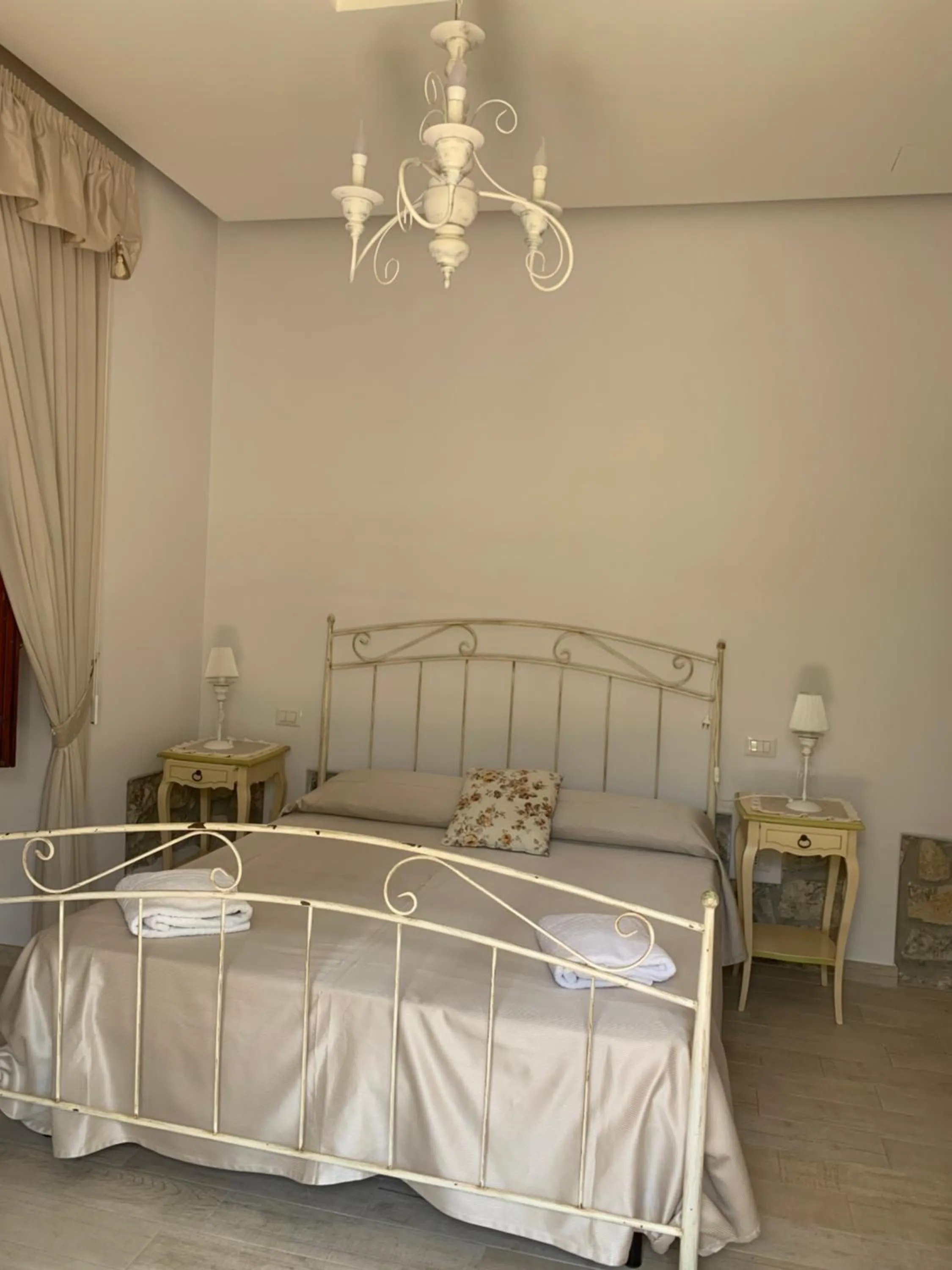 Photo of the whole room, Bed in Caputaquis