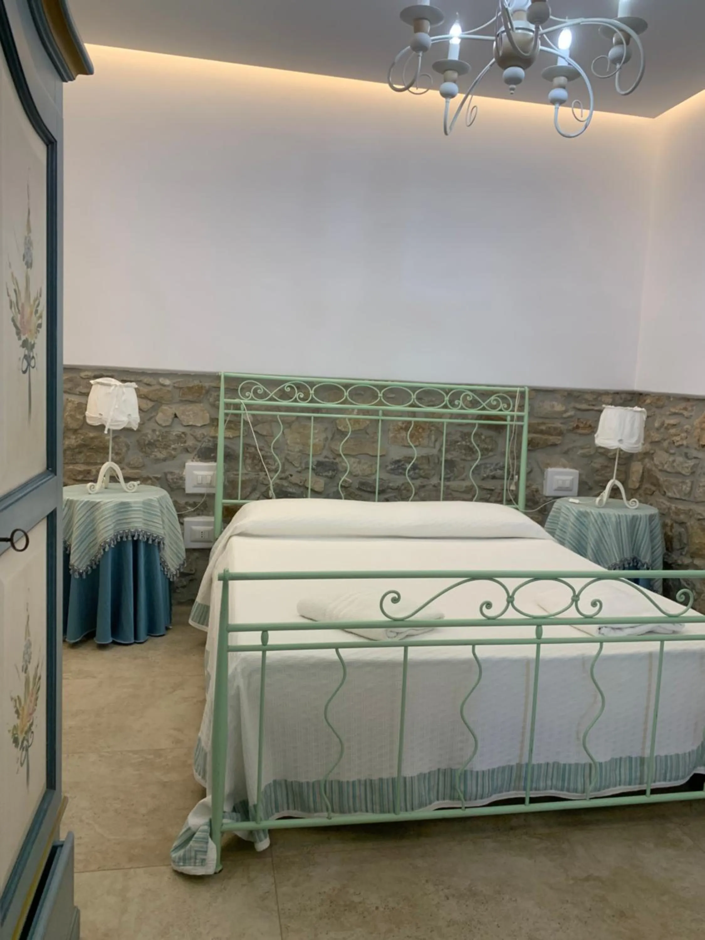 Photo of the whole room, Bed in Caputaquis