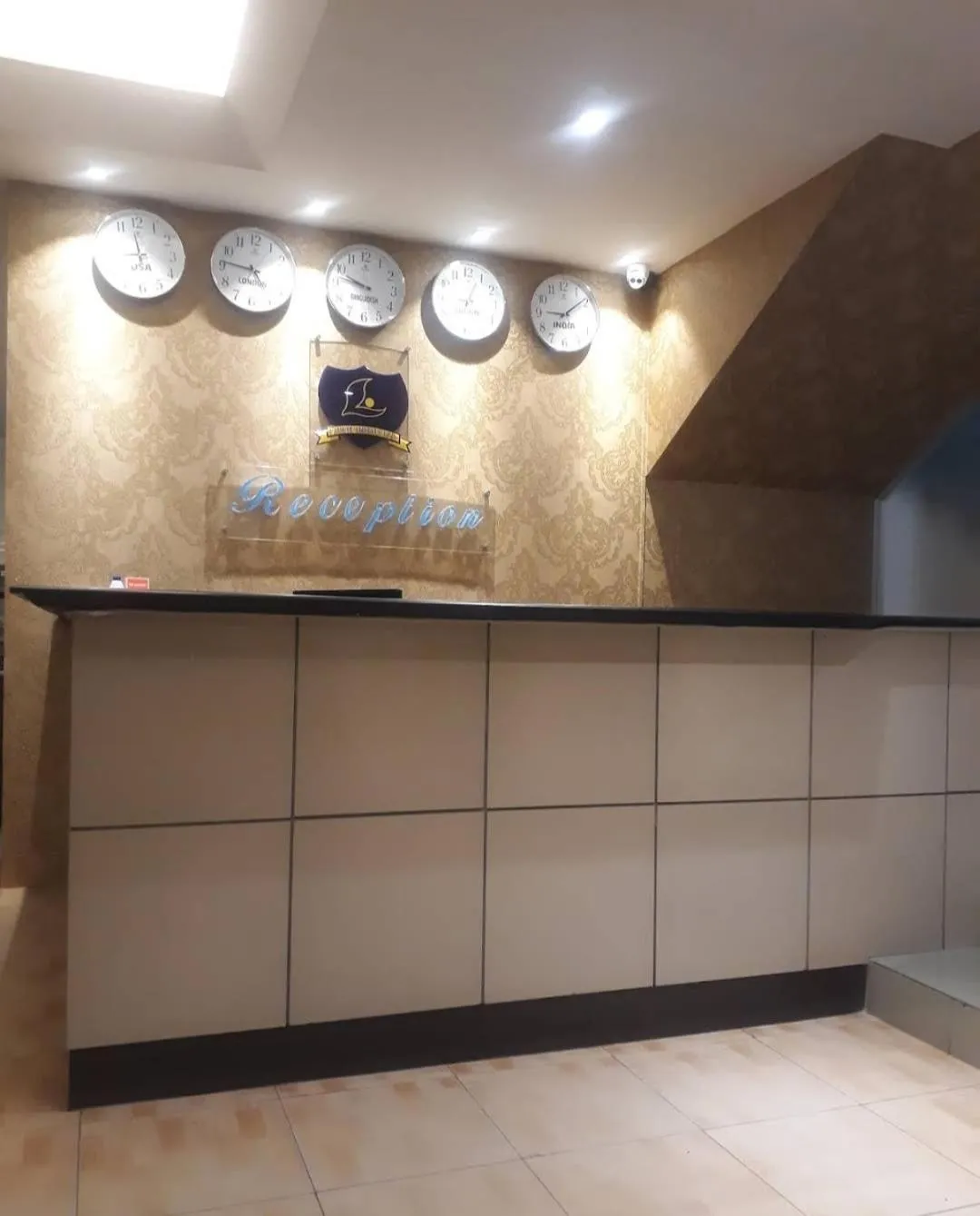 Laurel Lakefront Hotel