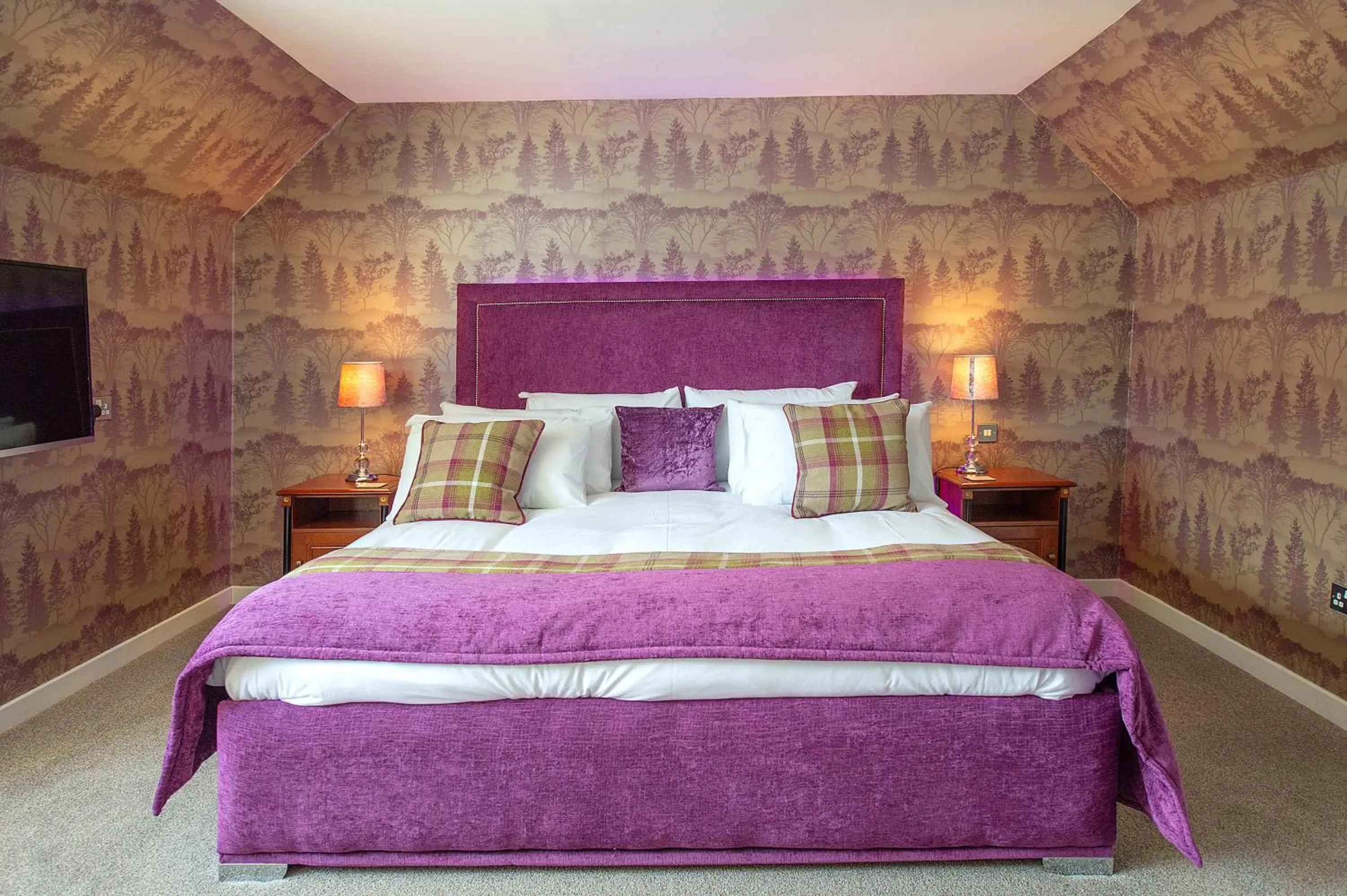 Bed in The Clachan Hotel, Lochearnhead