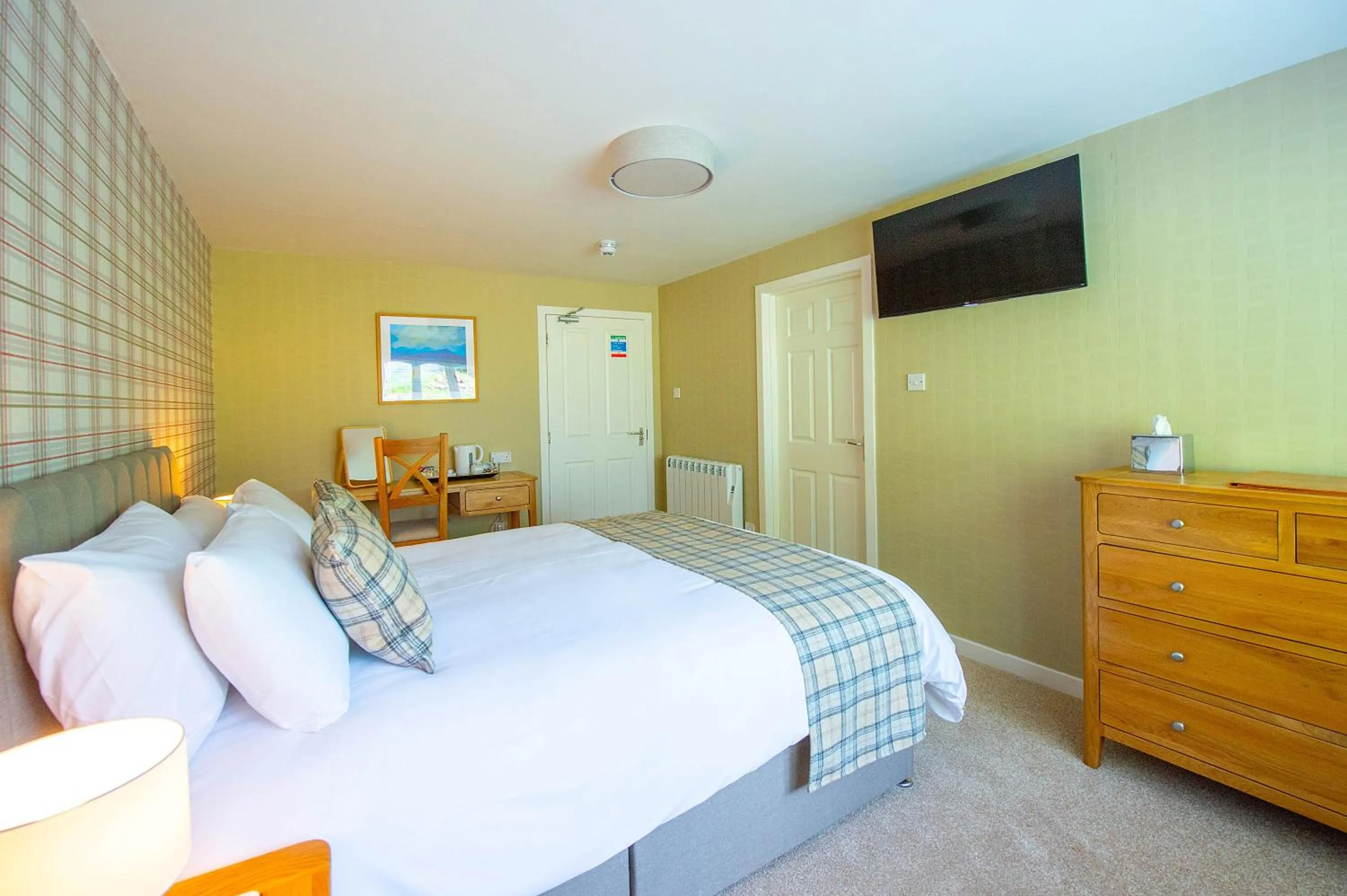 Bed in The Clachan Hotel, Lochearnhead