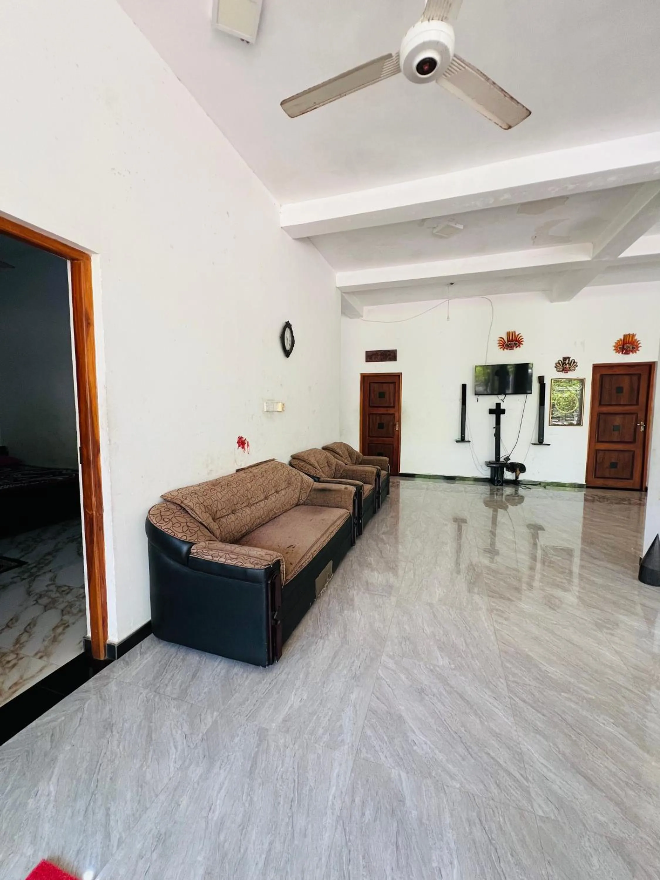 Communal lounge/ TV room in Monkey Garden Hotel