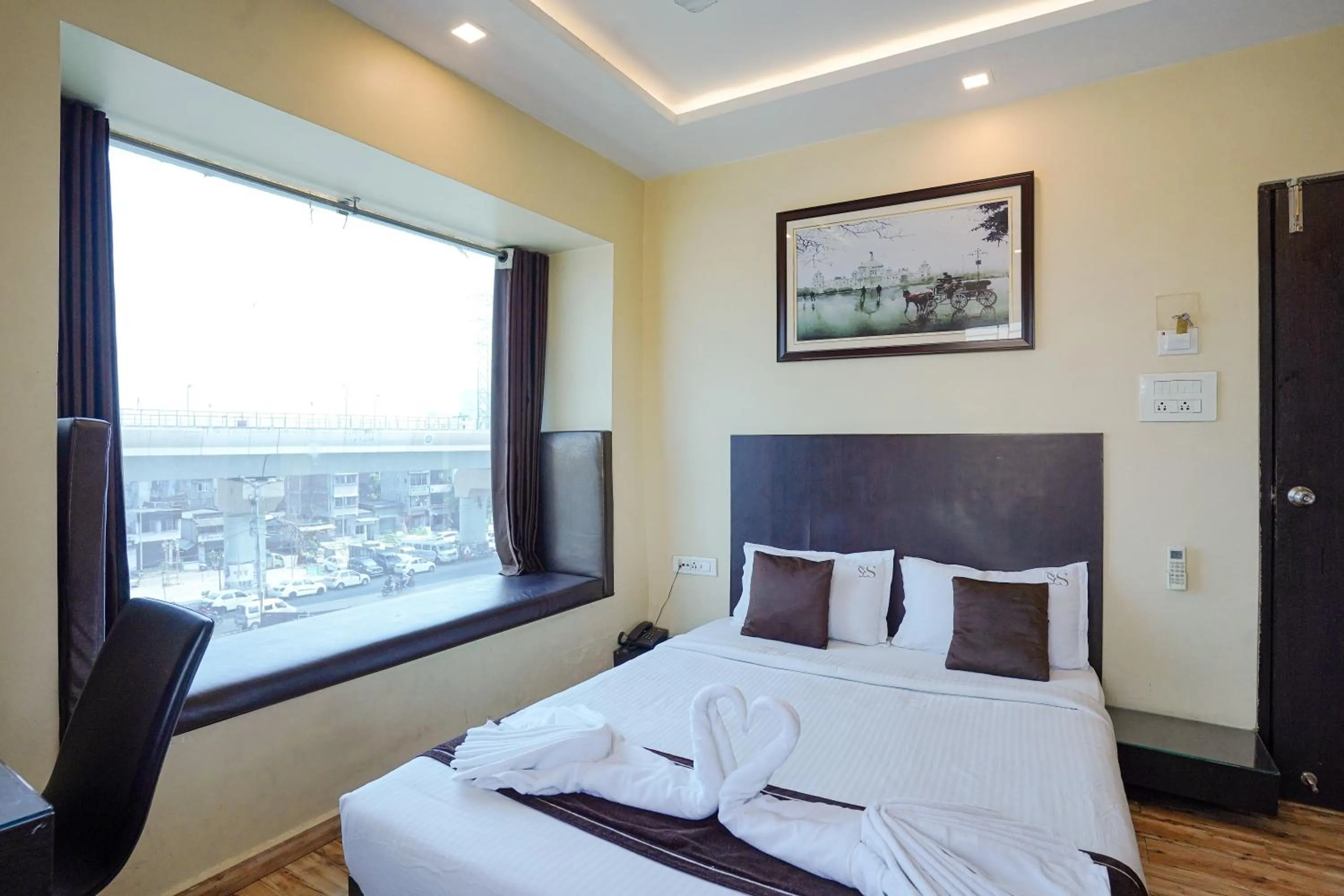 Bed in Hotel Sheldon International Near Science City