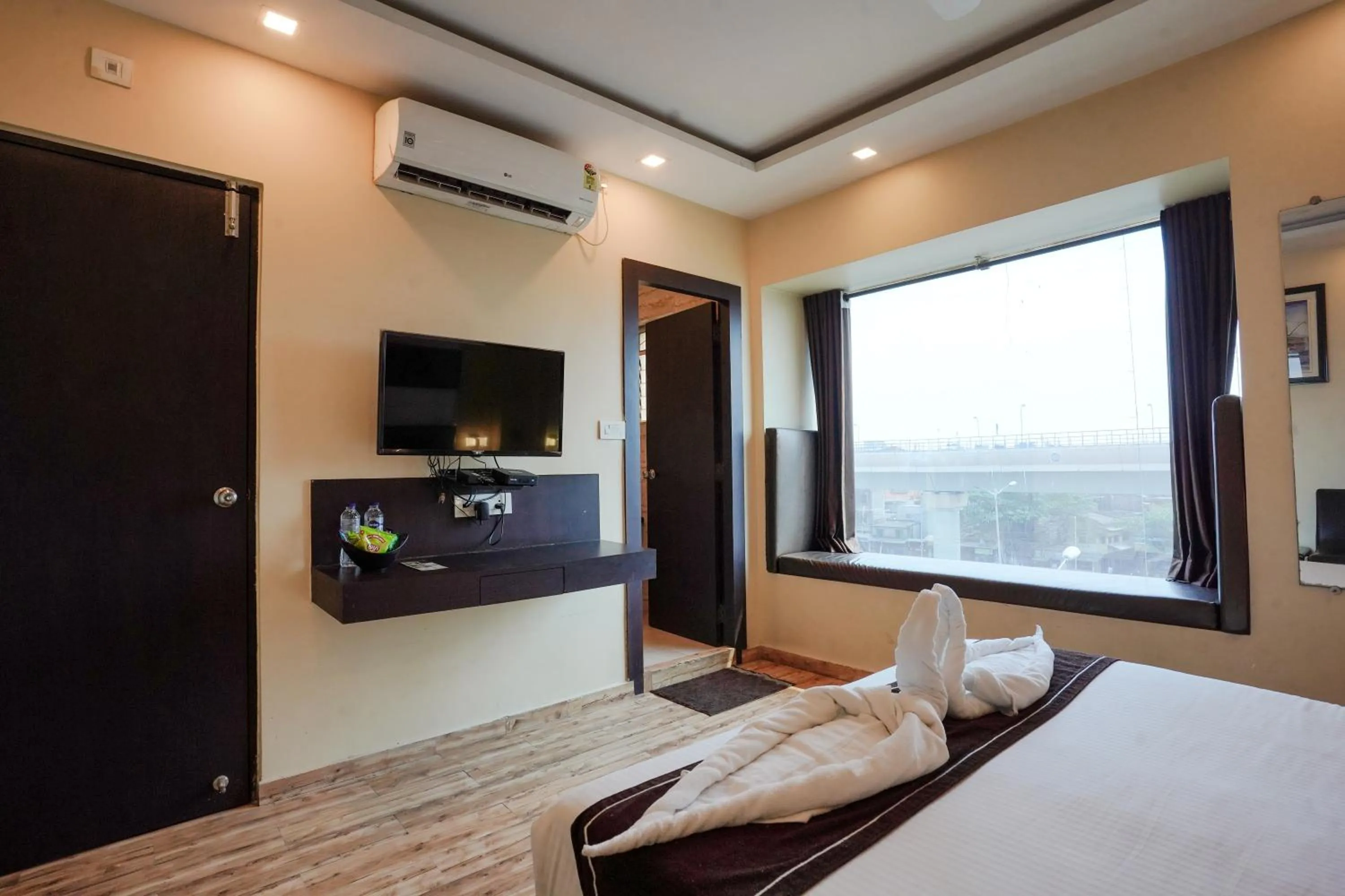 Bed in Hotel Sheldon International Near Science City