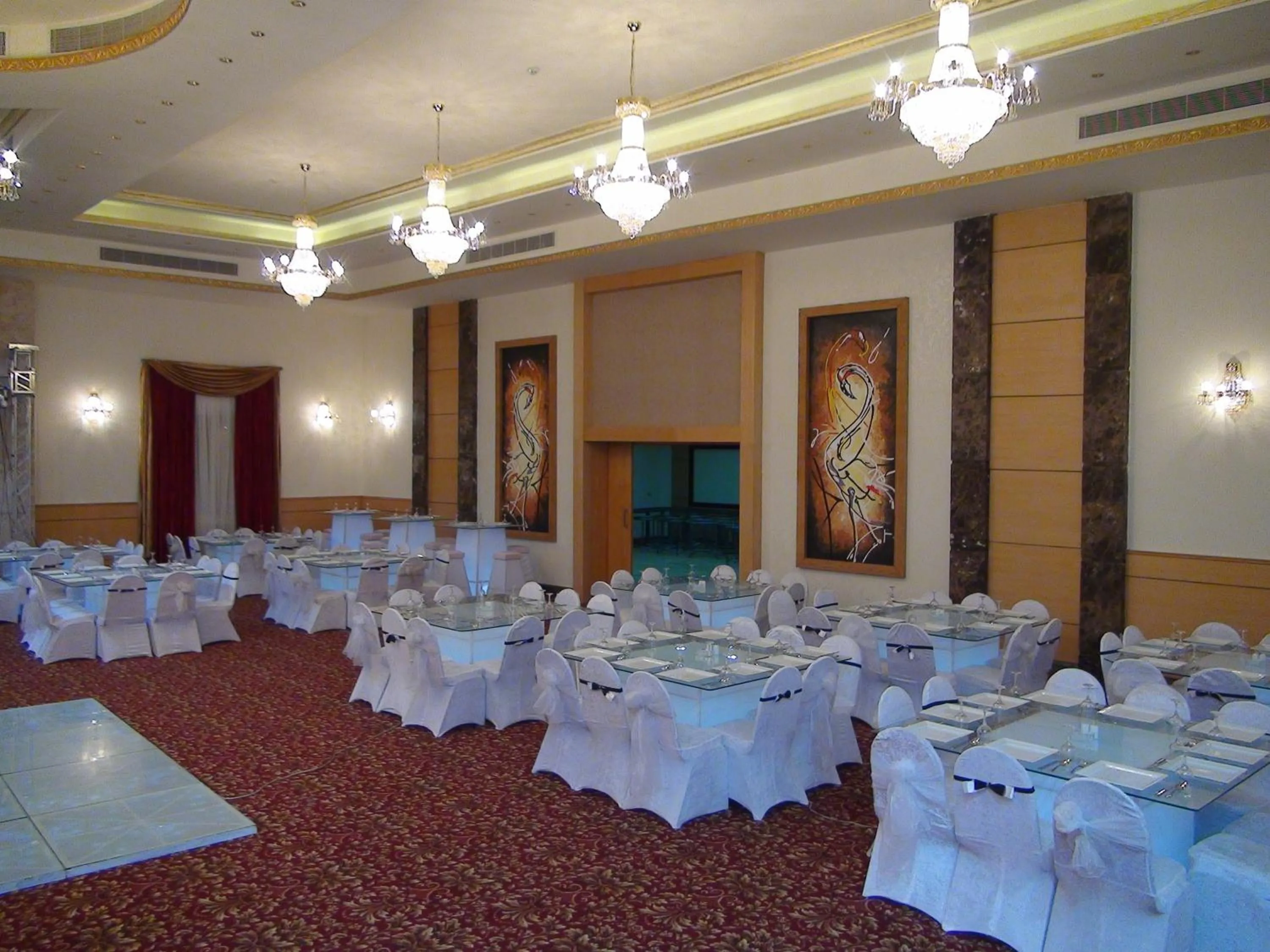 Restaurant/places to eat in Jewel Glorious Hotel