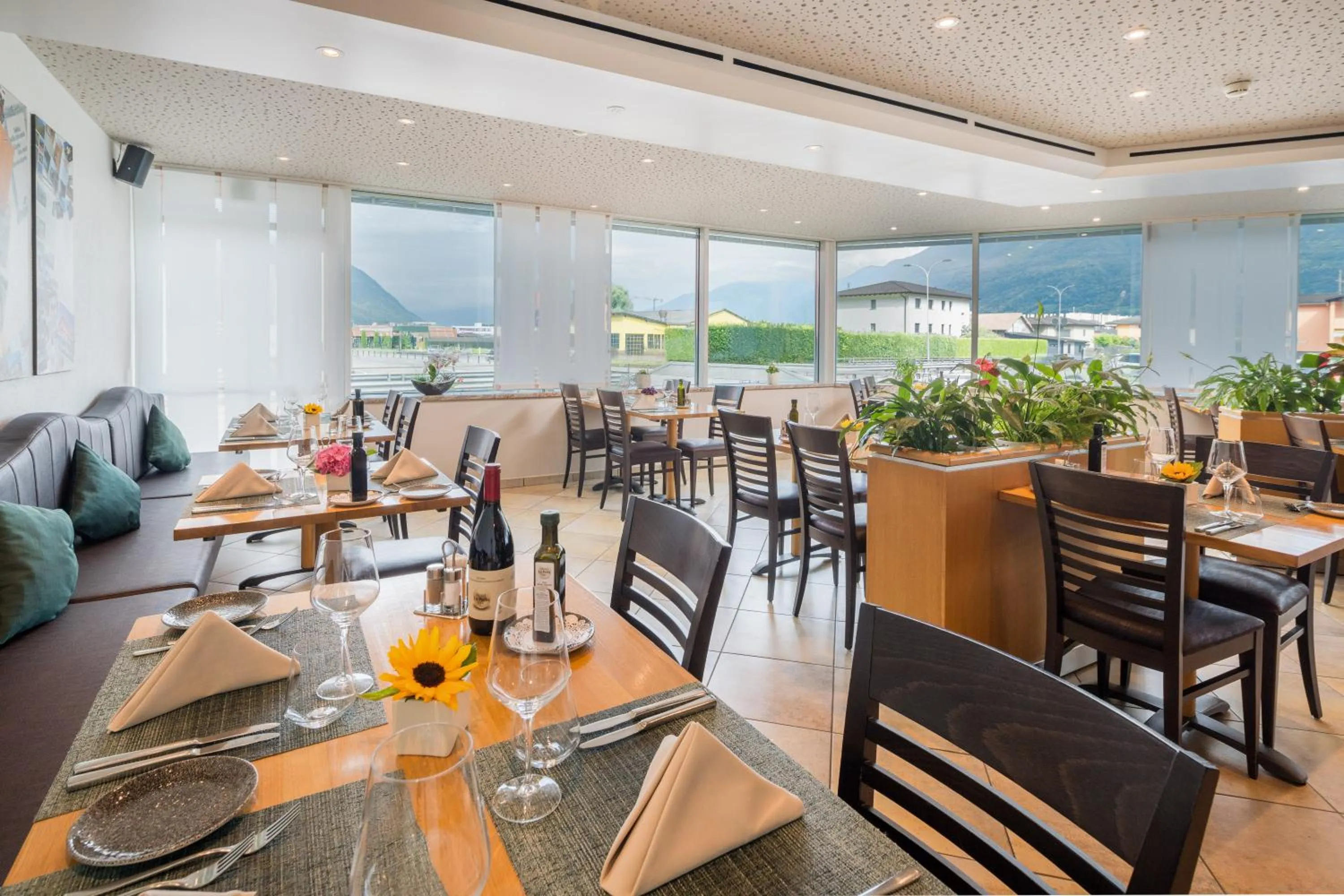 Restaurant/places to eat in Hotel La Perla