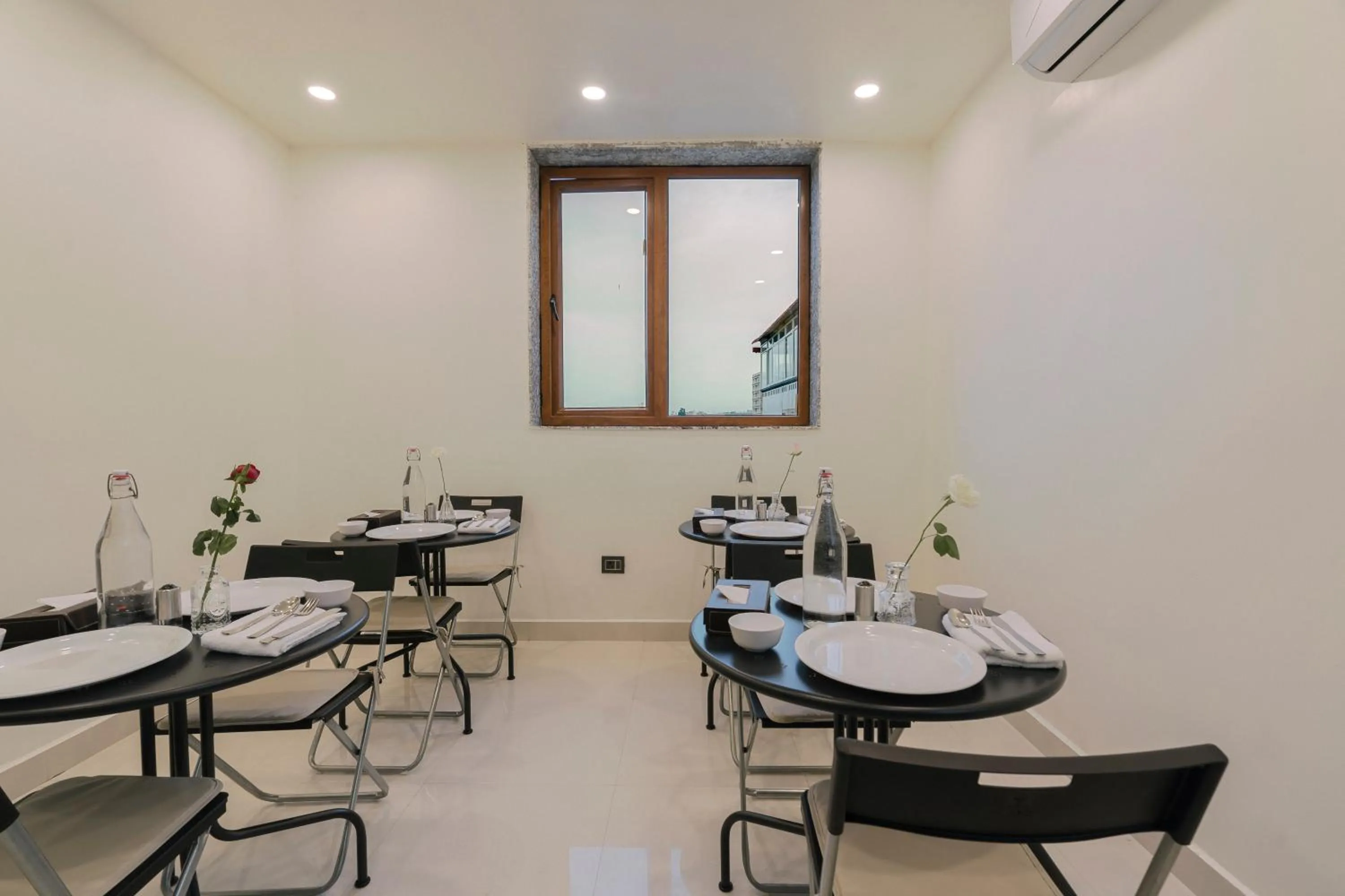 Restaurant/places to eat in Rcc Hotels Gachibowli