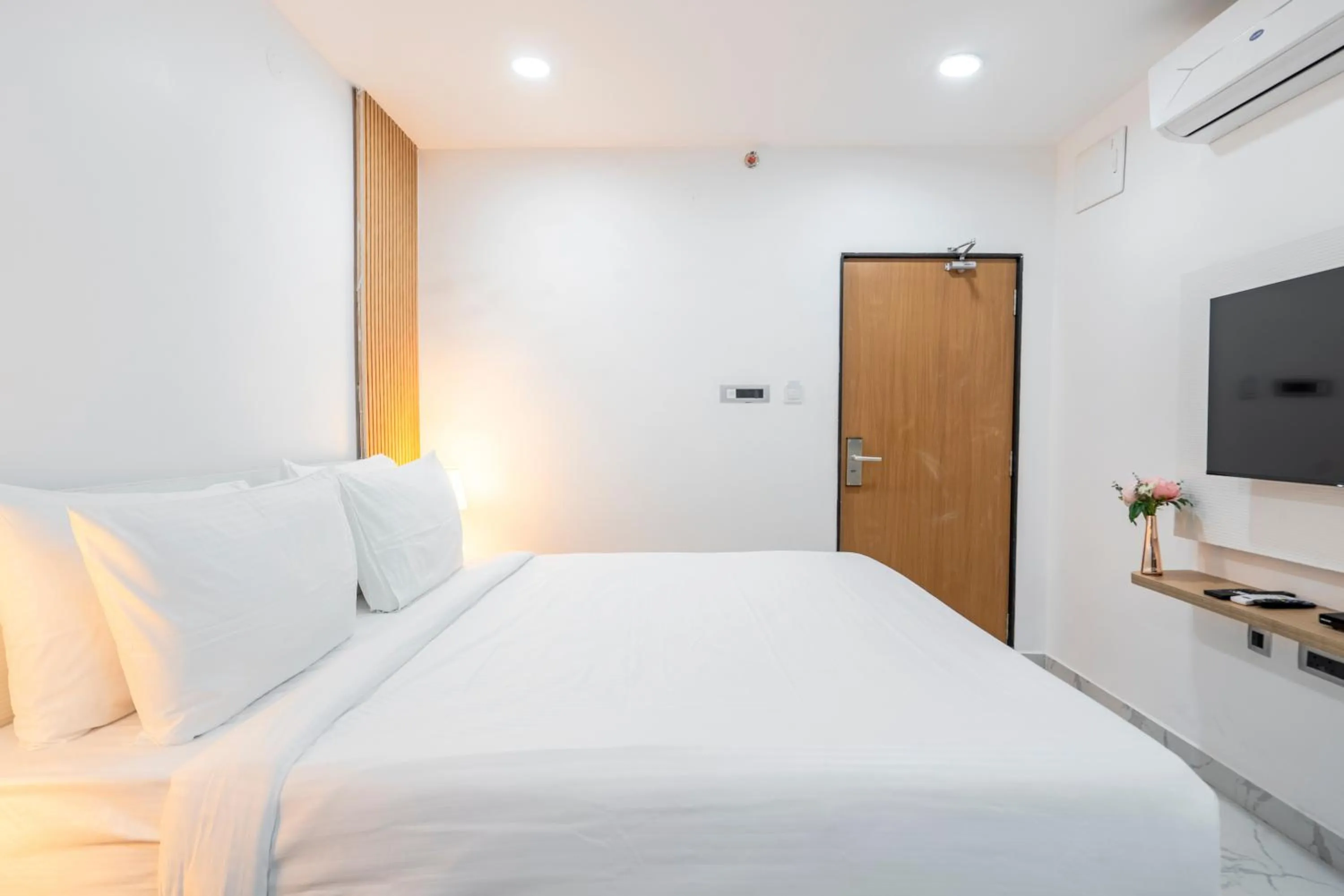 TV and multimedia, Bed in Rcc Hotels Gachibowli