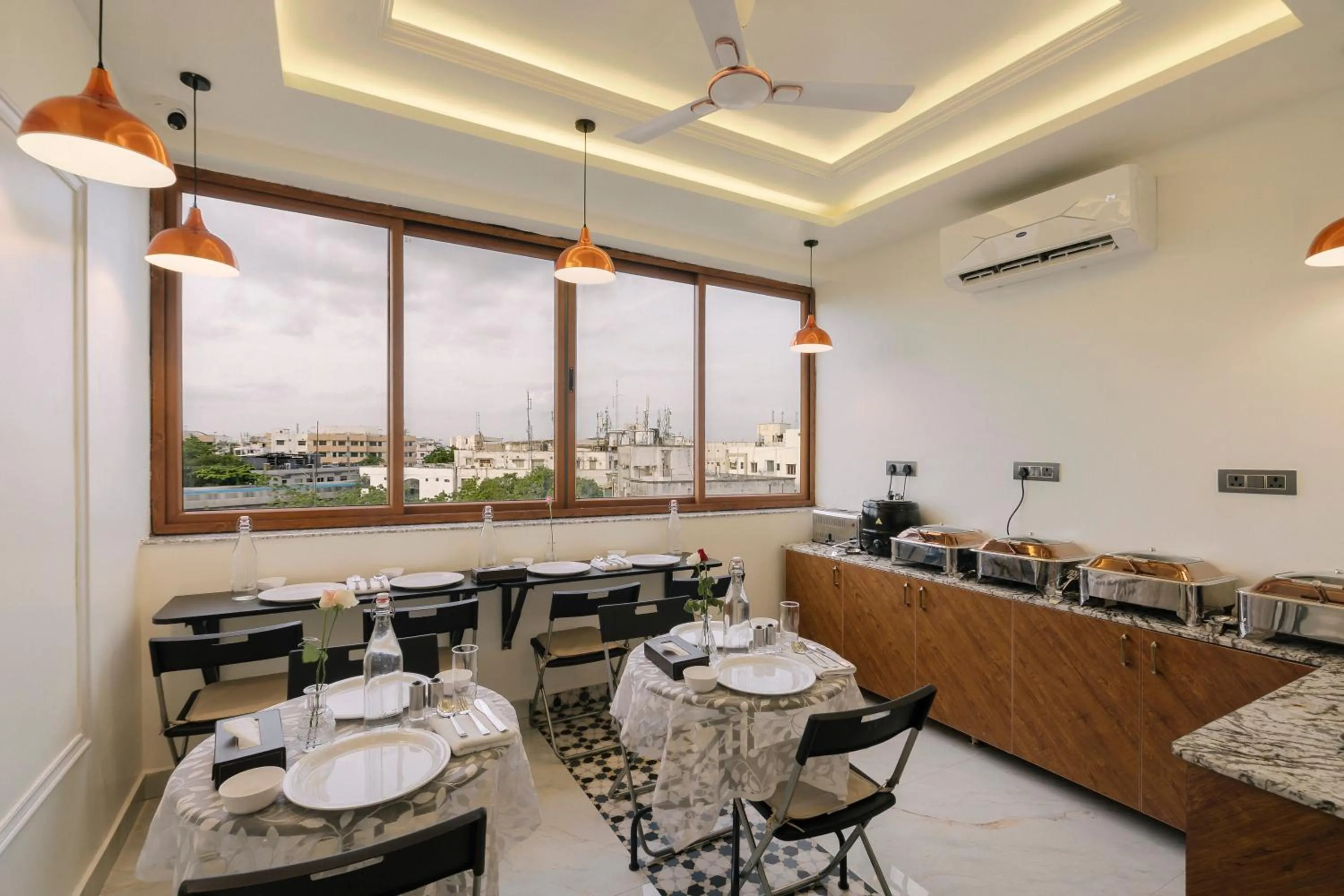 Restaurant/places to eat in Rcc Hotels Gachibowli