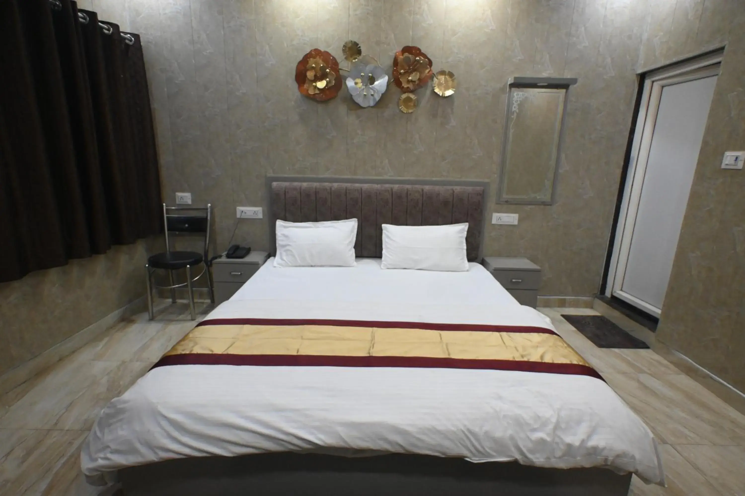 Deluxe Double Room (2 Adults + 1 Child) in Sandhya Paying Guest House Deluxe Double Room (2 Adults + 1 Child) in Sandhya Paying Guest House