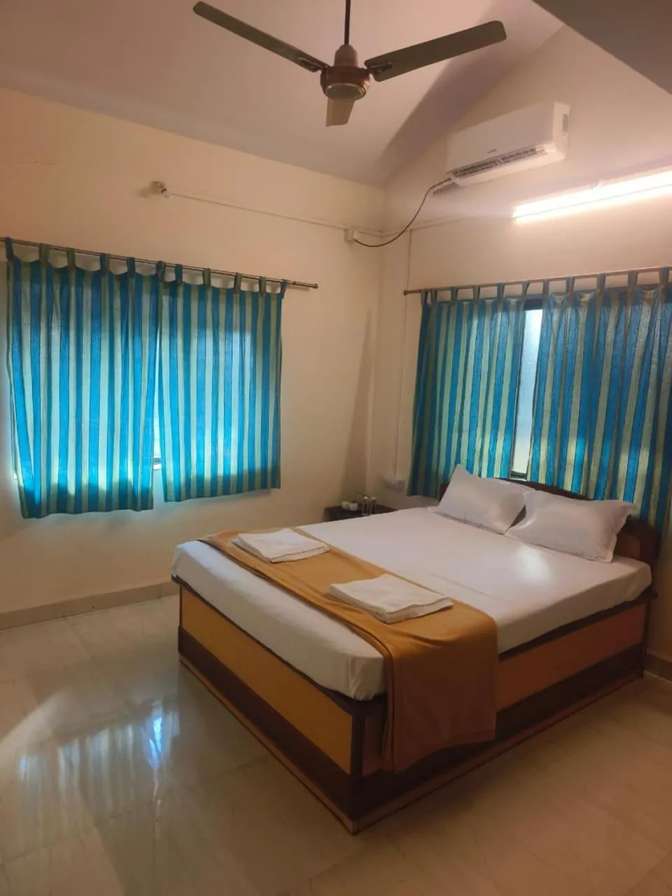 Bed in Hotel sabera residency
