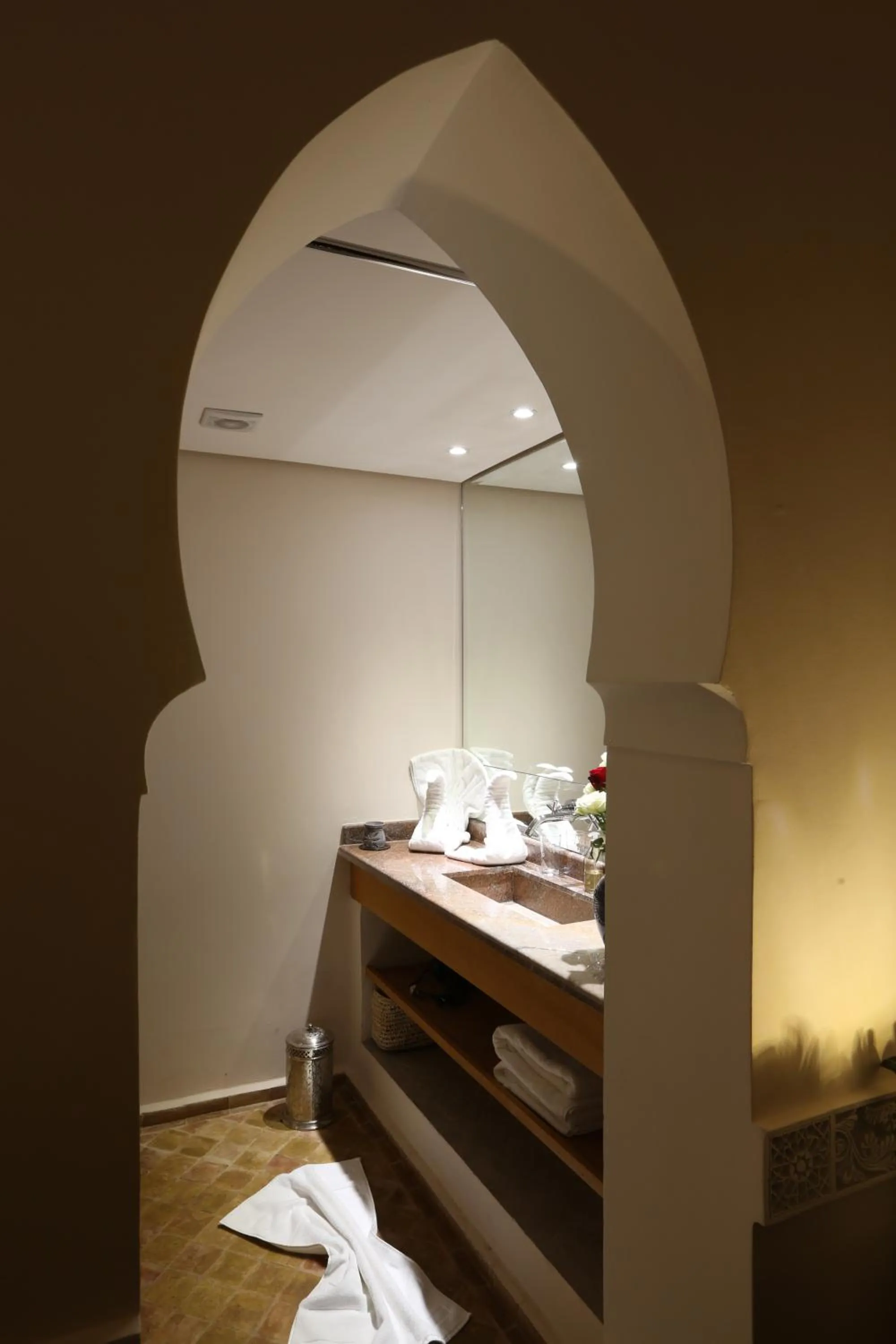 Bathroom, Bed in Riad Enchanté