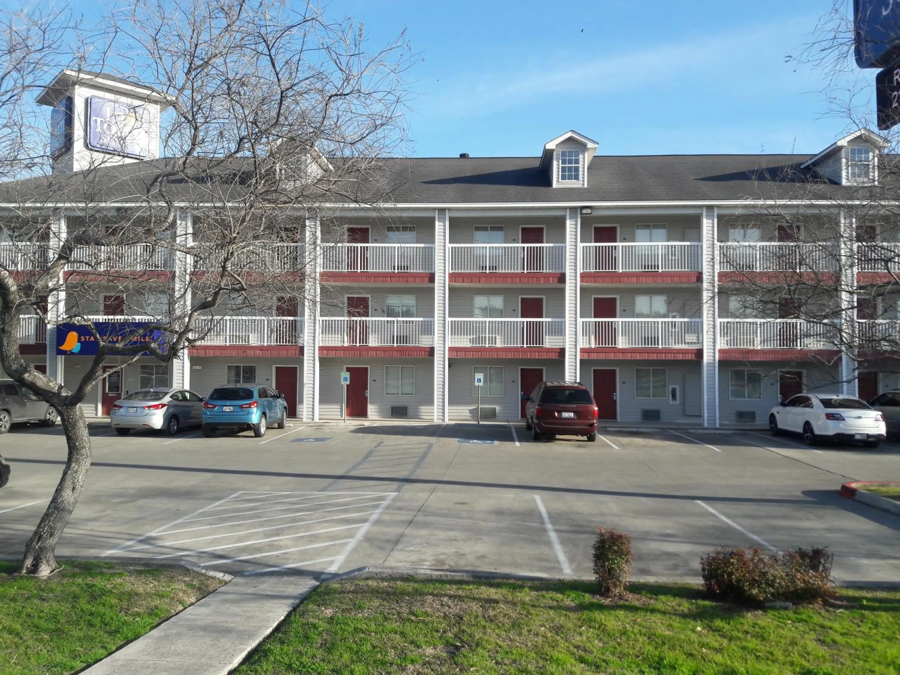 Property building in InTown Suites Extended Stay San Antonio TX - Nacogdoches Road