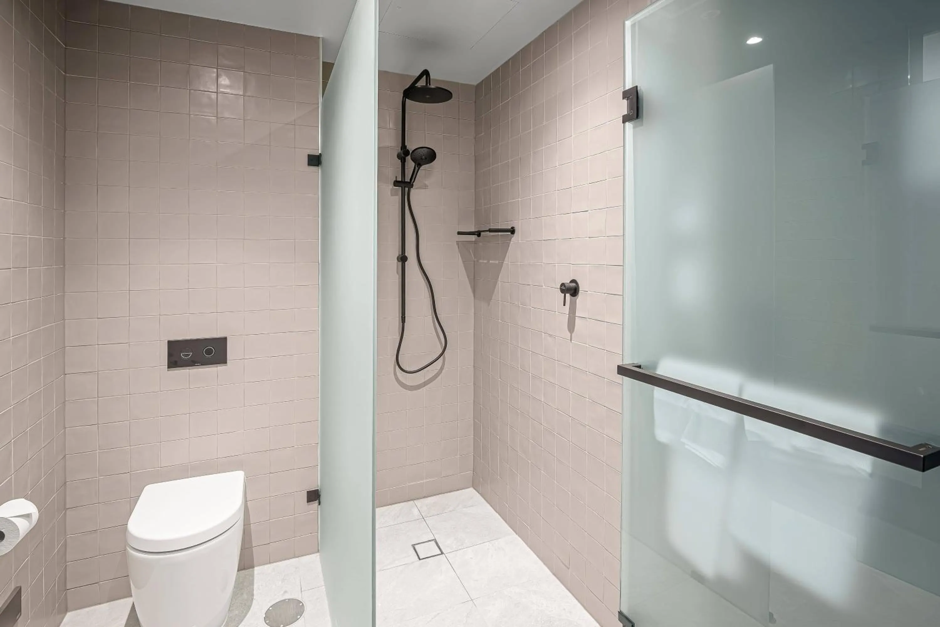 Shower in Urban Rest Hackney Hotel